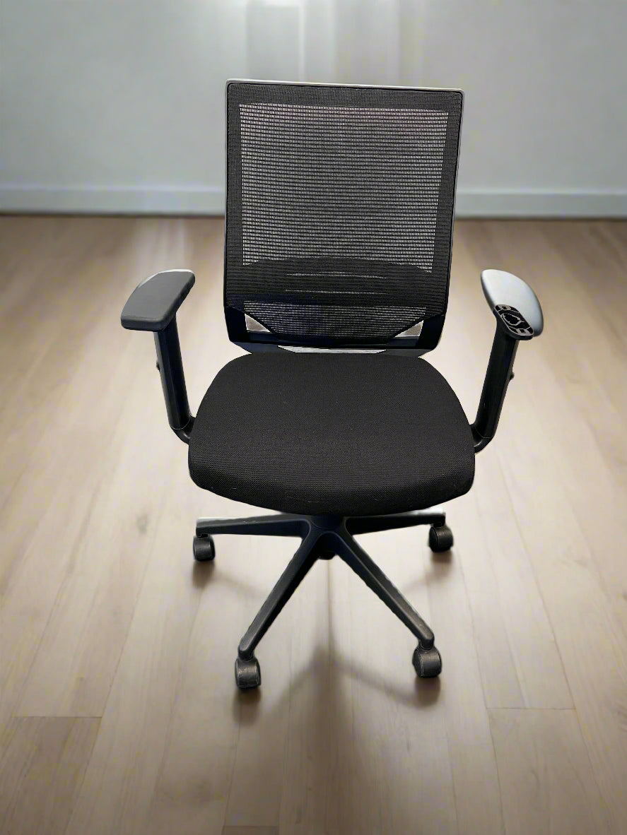 Comfortable Black Mesh Office Chair with Adjustable Arms – Minor Wear