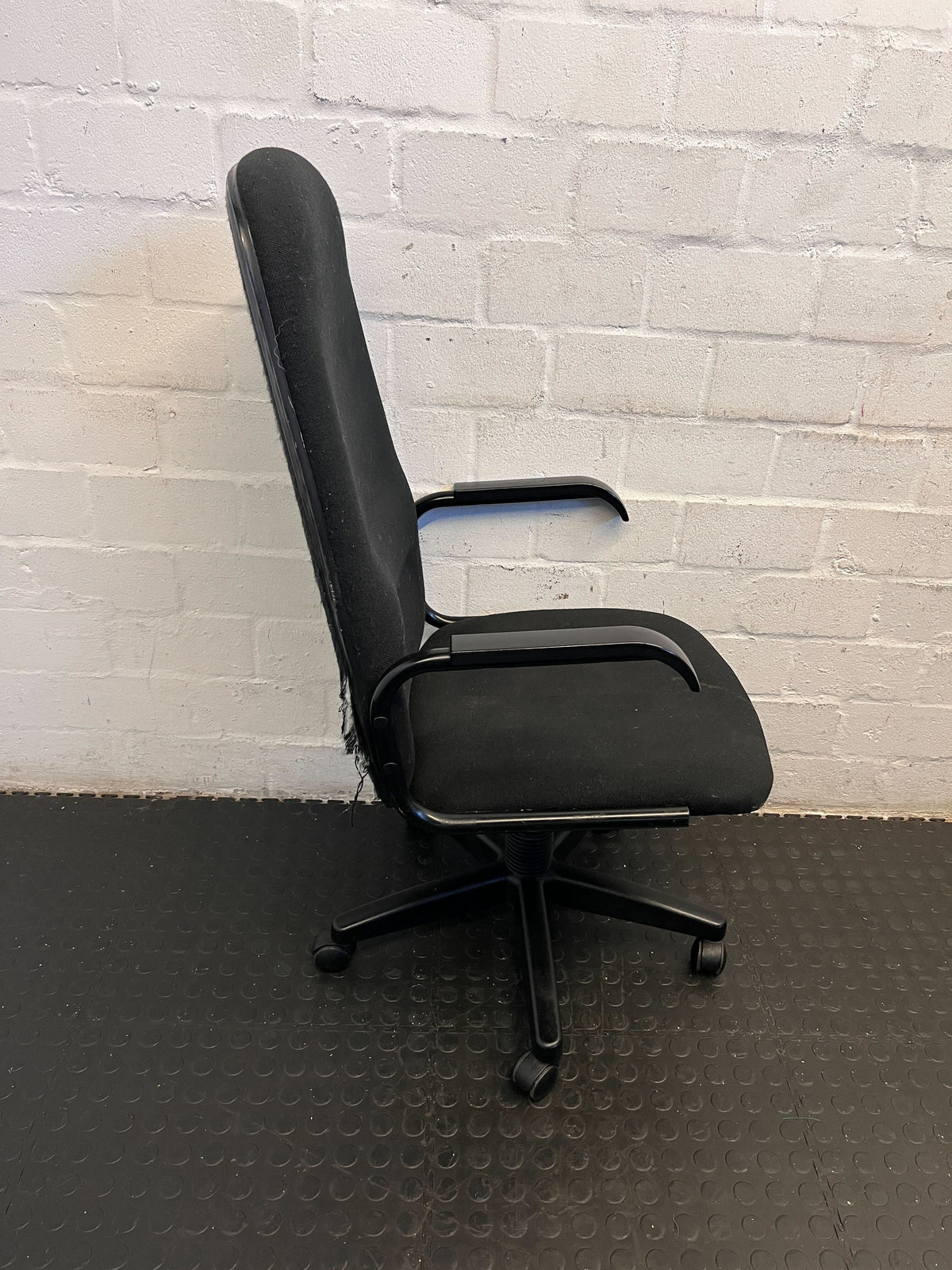 Comfortable Black Office Chair with Minor Wear – Functional & Practical