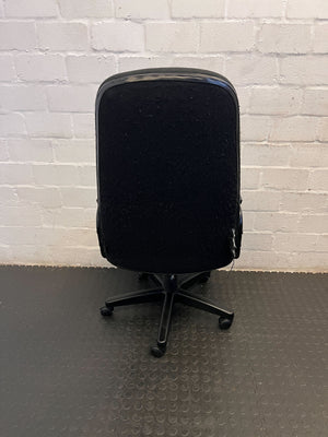 Comfortable Black Office Chair with Minor Wear – Functional & Practical