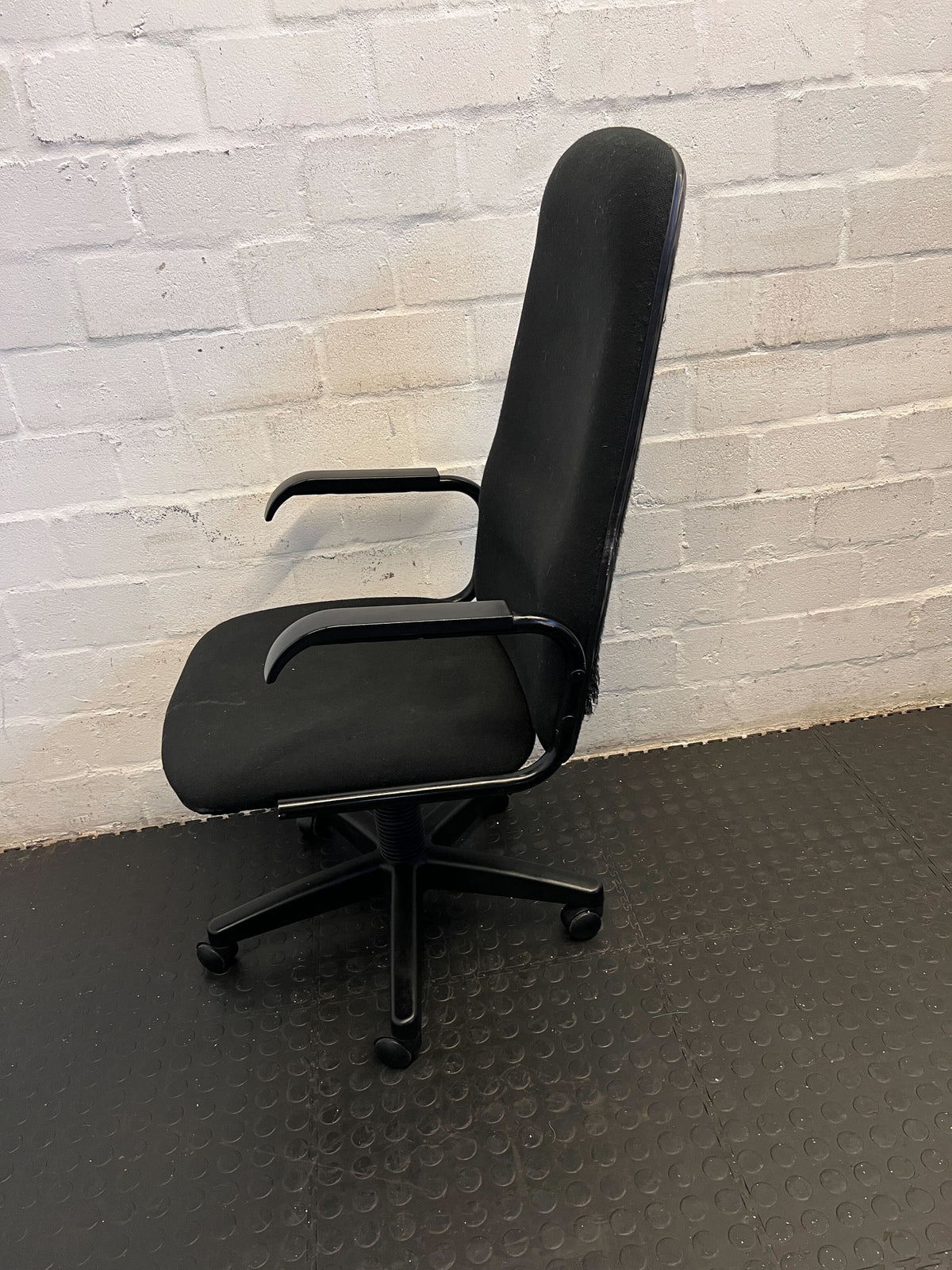 Comfortable Black Office Chair with Minor Wear – Functional & Practical