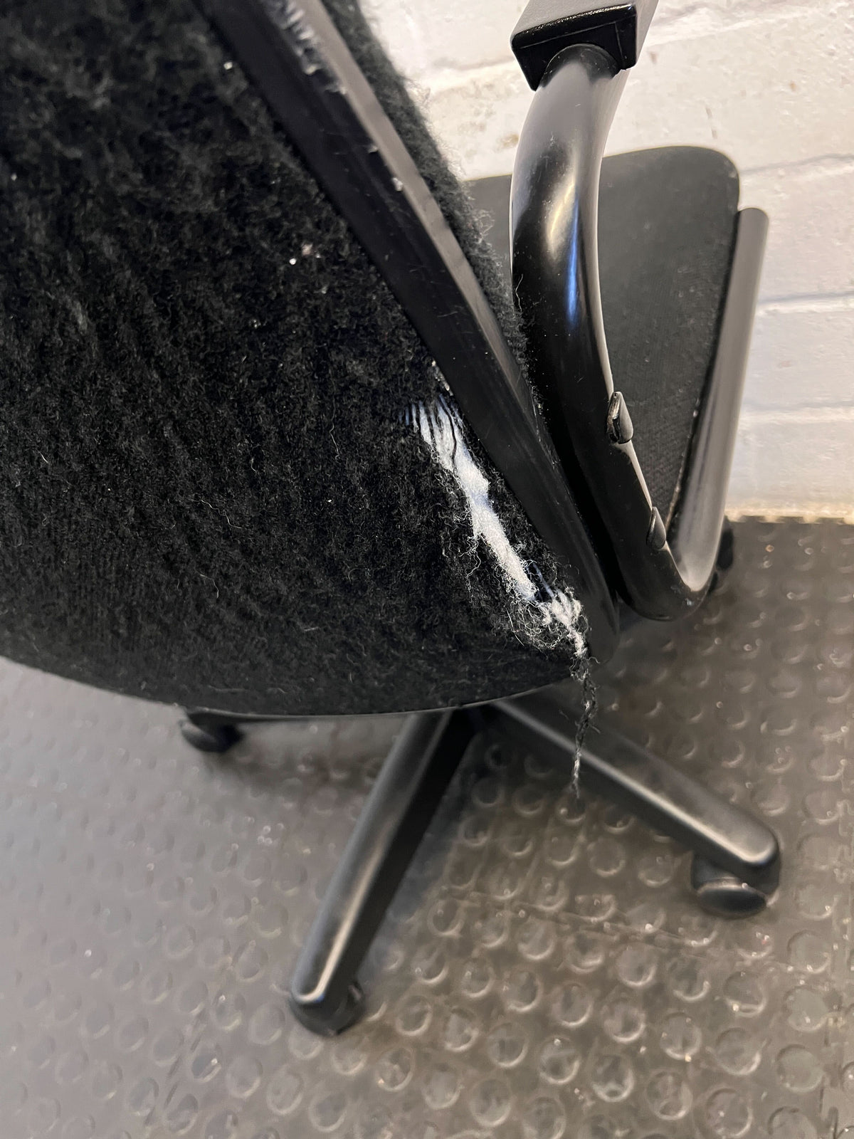 Comfortable Black Office Chair with Minor Wear – Functional & Practical