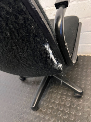 Comfortable Black Office Chair with Minor Wear – Functional & Practical