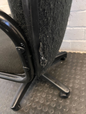 Comfortable Black Office Chair with Minor Wear – Functional & Practical