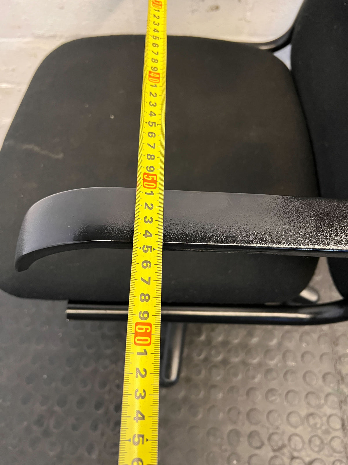 Comfortable Black Office Chair with Minor Wear – Functional & Practical