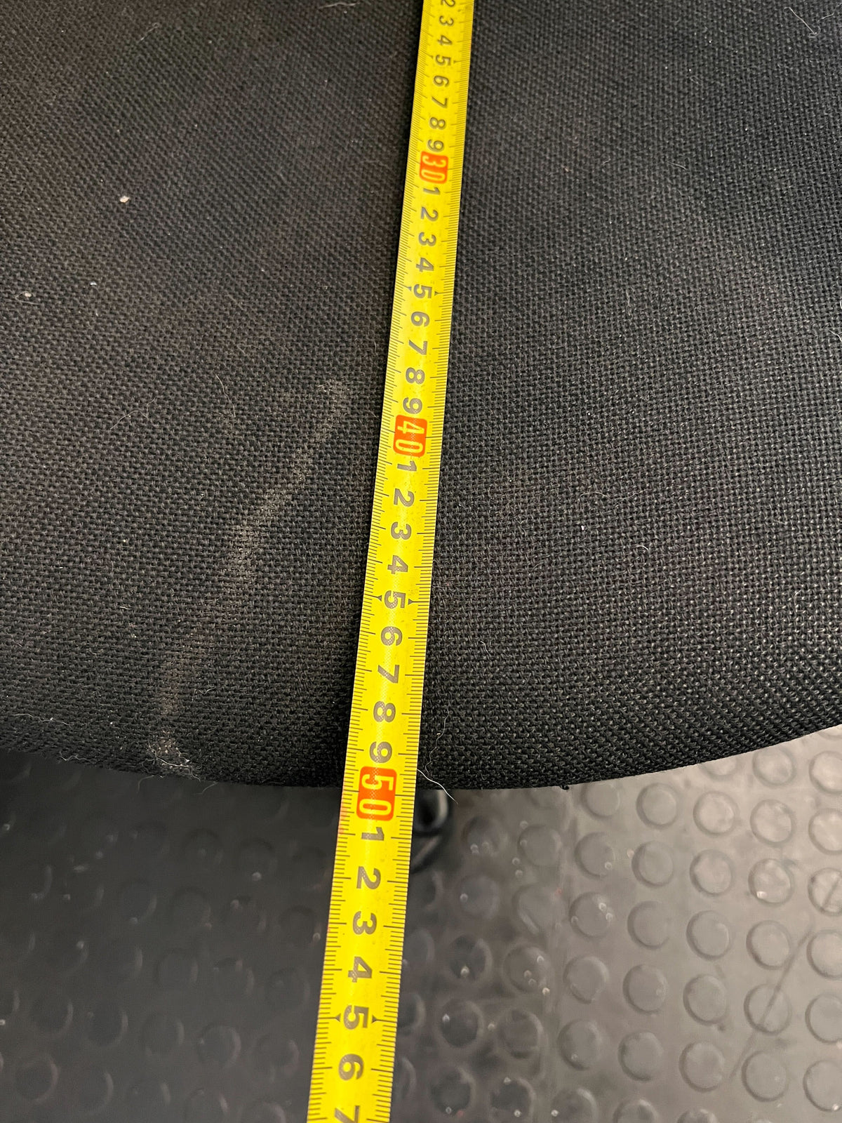 Comfortable Black Office Chair with Minor Wear – Functional & Practical