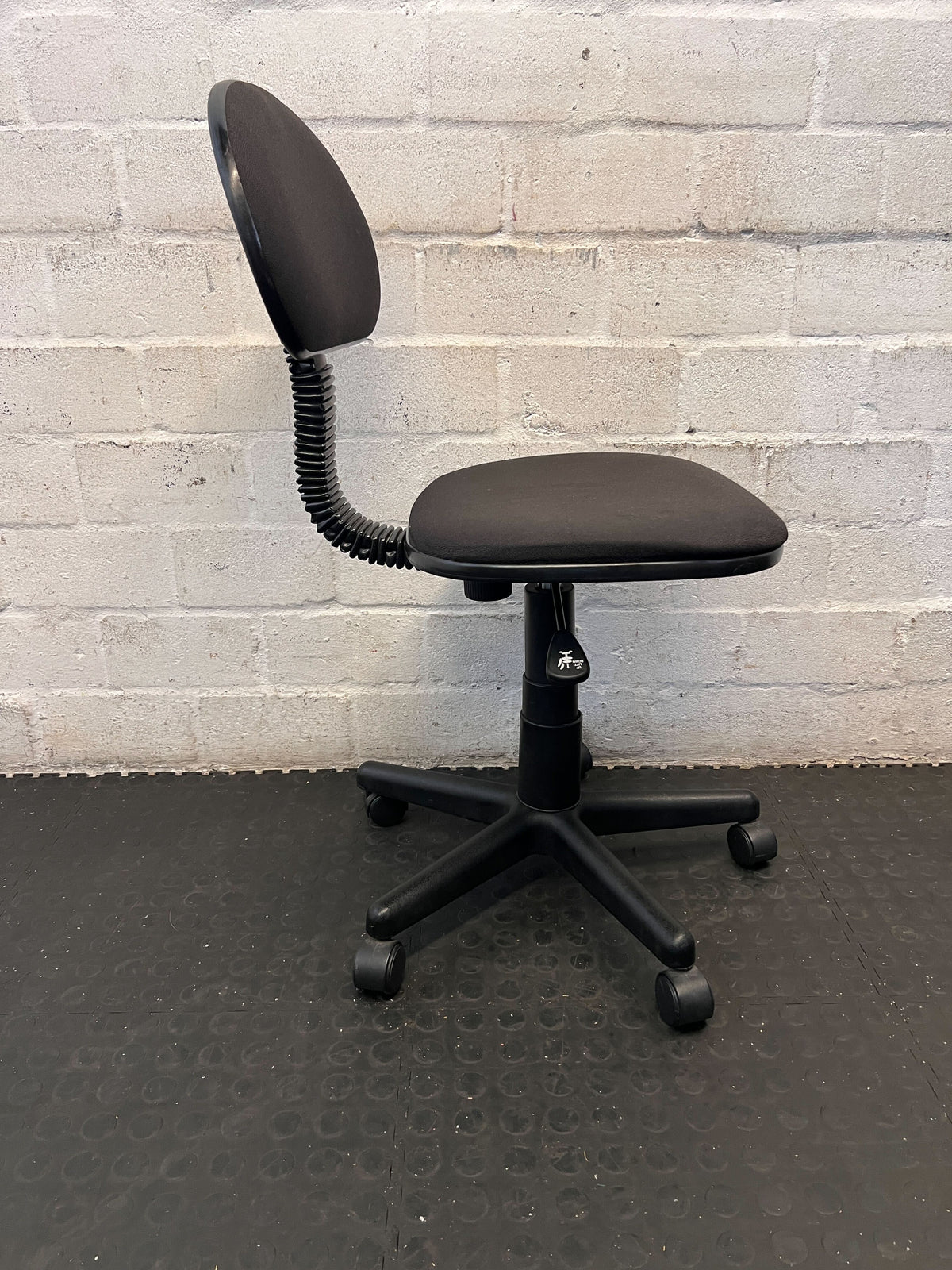 Comfortable Black Swivel Office Chair - Adjustable Ergonomic Design - 2ndhandwarehouse.com