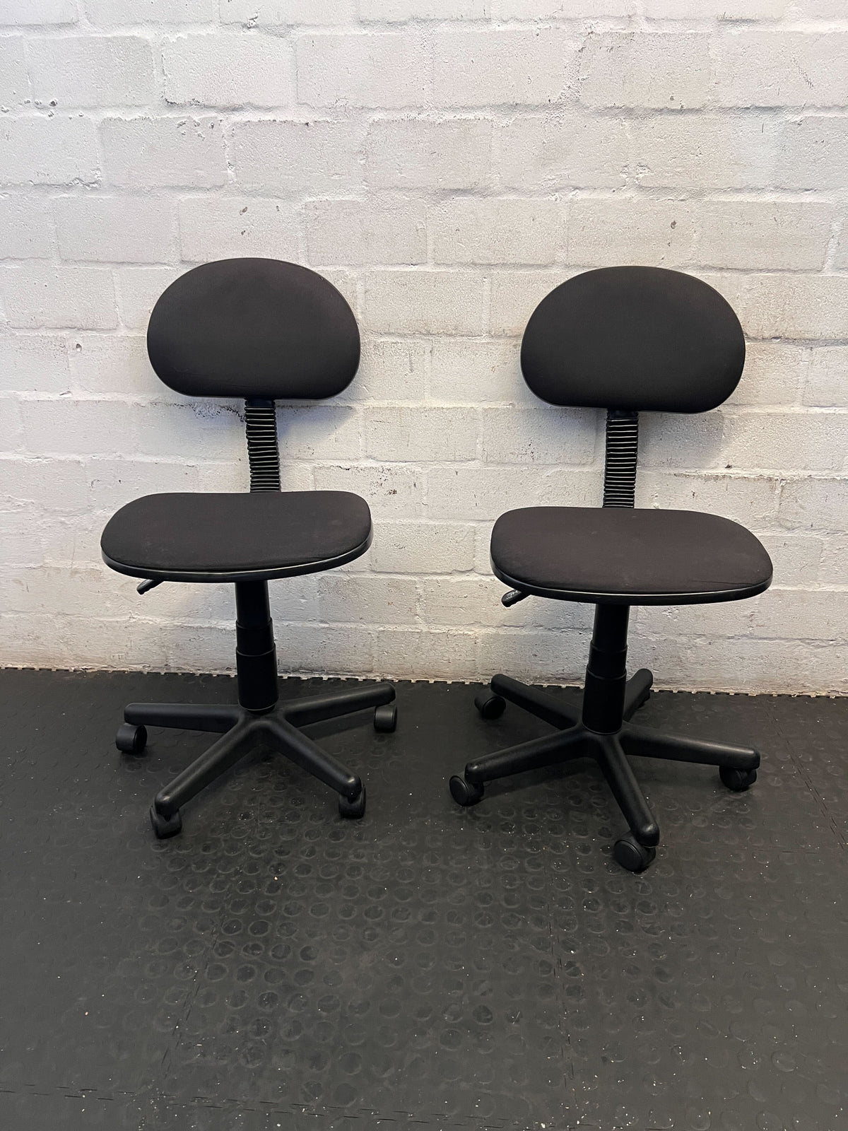Comfortable Black Swivel Office Chair - Adjustable Ergonomic Design - 2ndhandwarehouse.com