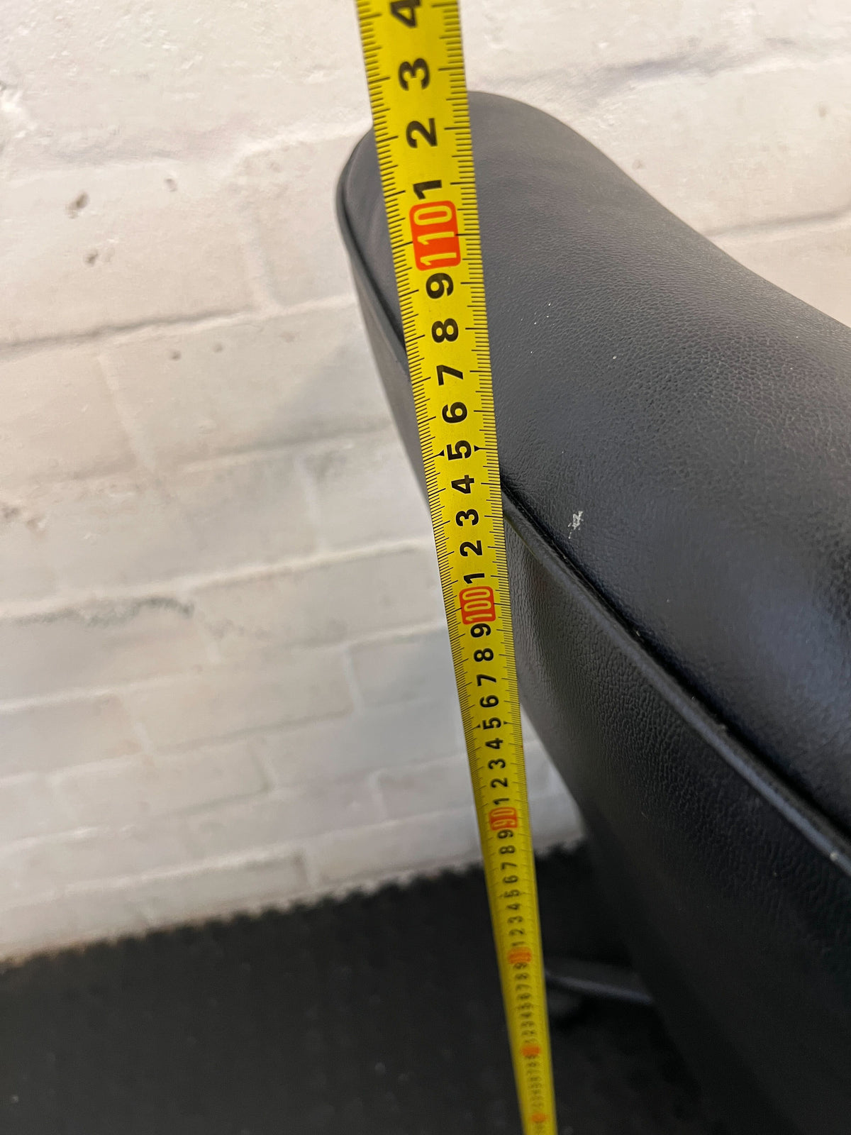 Comfortable Black Swivel Office Chair (Used) - Some damages - 2ndhandwarehouse.com