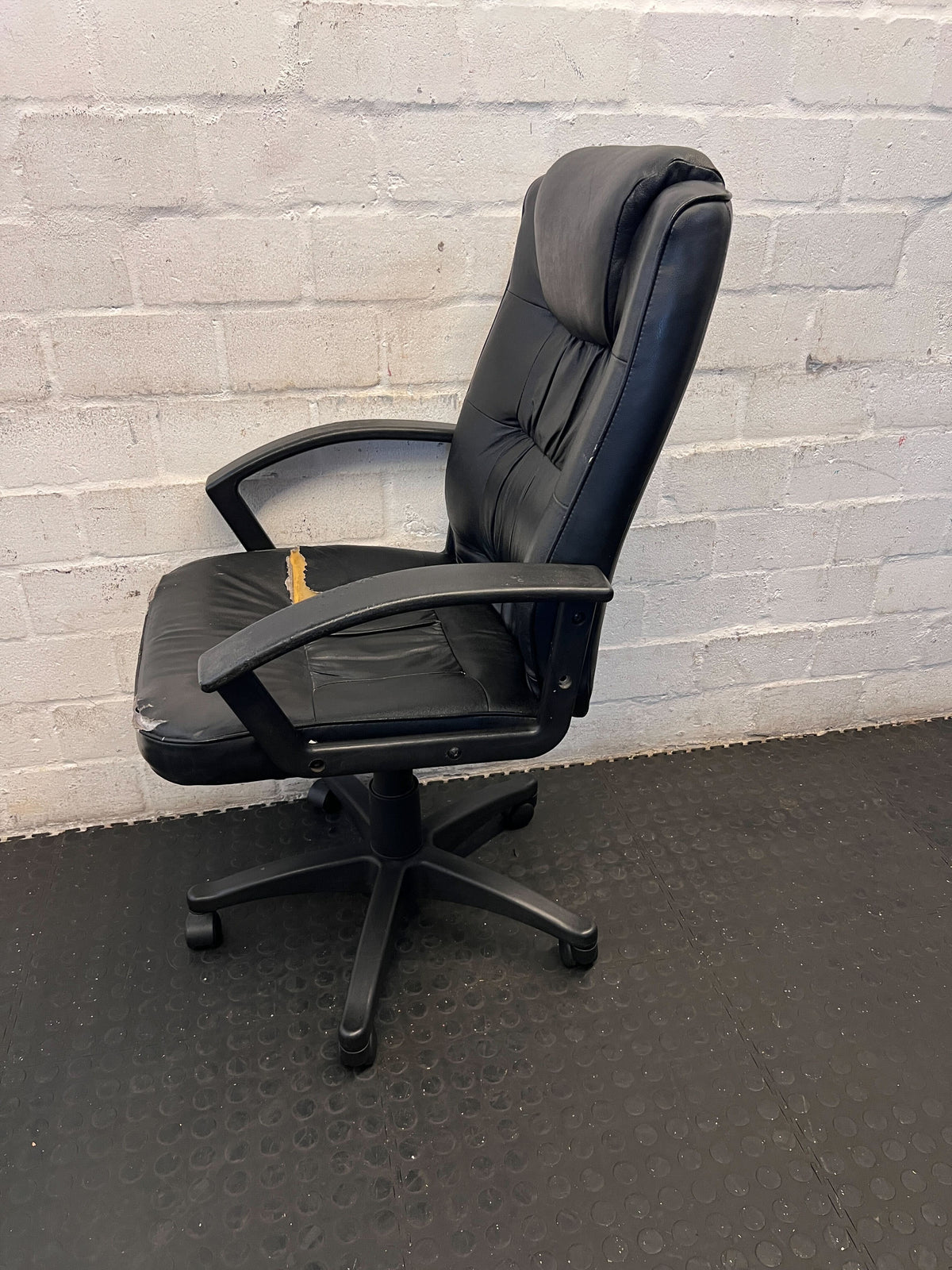 Comfortable Black Swivel Office Chair (Used) - Some damages - 2ndhandwarehouse.com