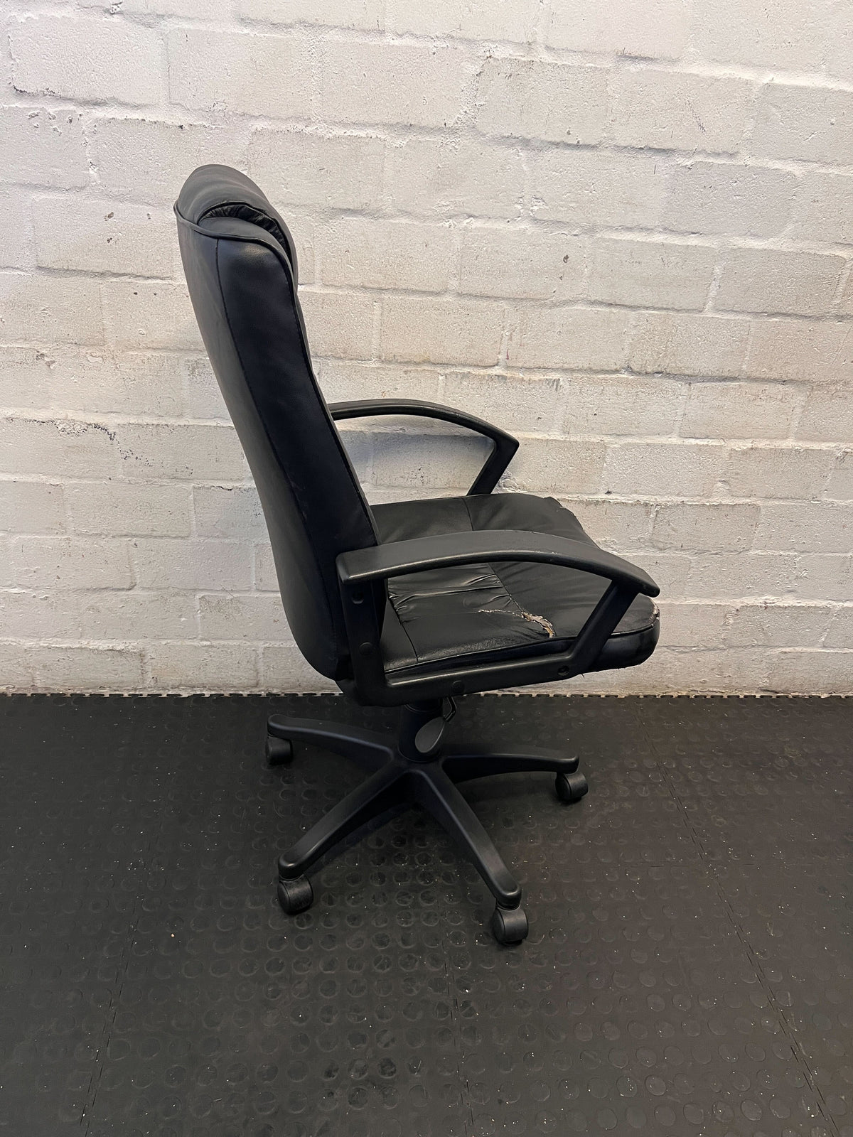 Comfortable Black Swivel Office Chair (Used) - Some damages - 2ndhandwarehouse.com