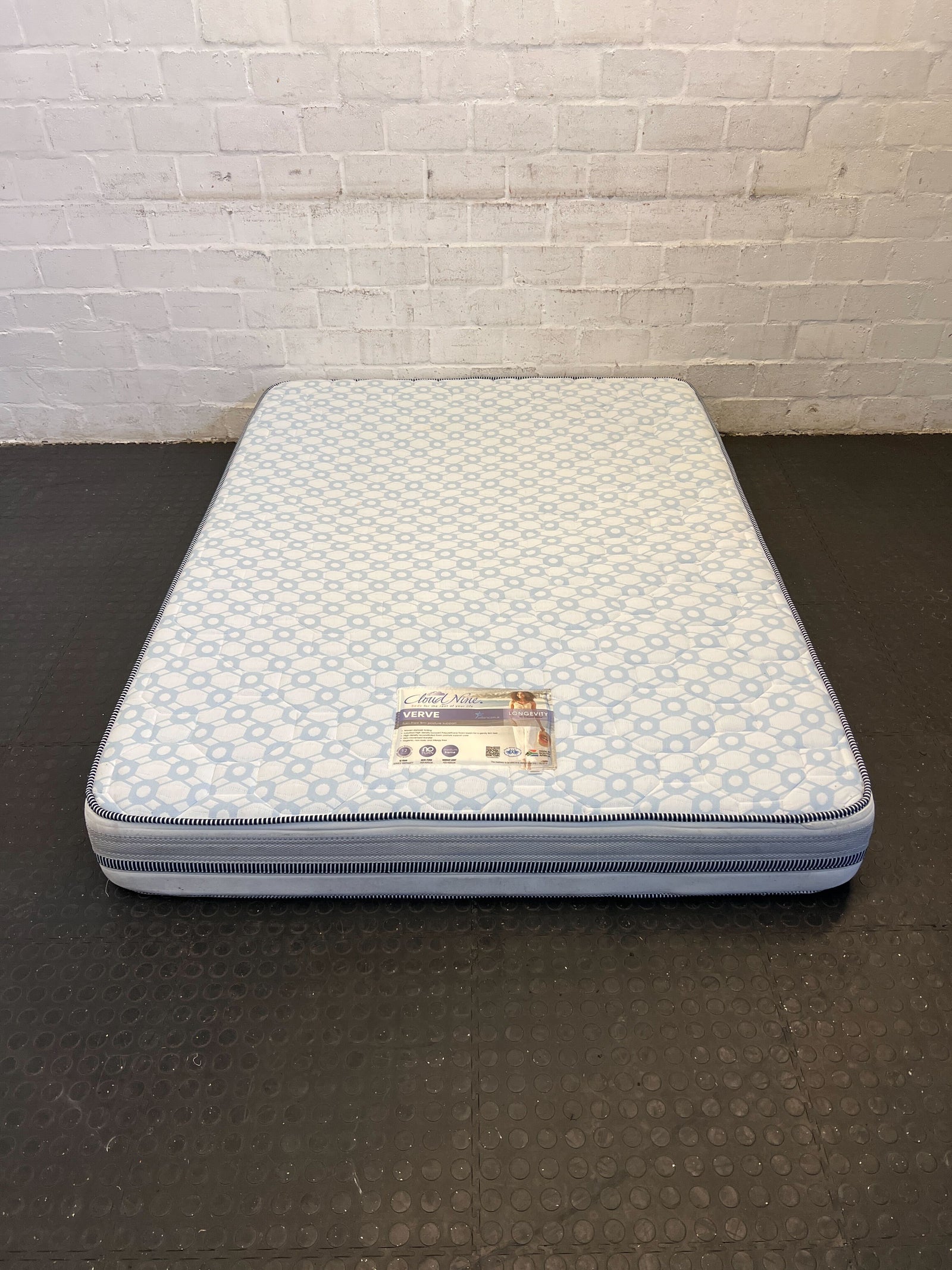 Comfortable Blue Patterned Mattress - Great Condition, Minimal Wear