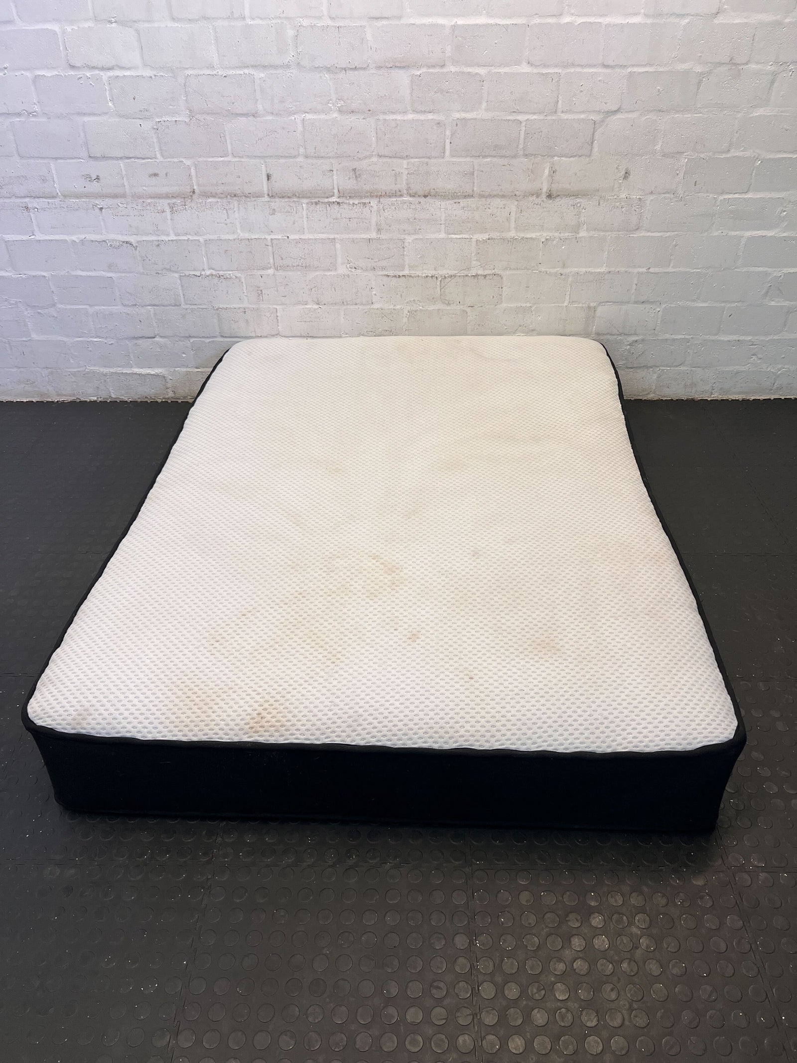 Comfortable Double bed Memory Foam Mattress with Minor Stains – Great Deal!