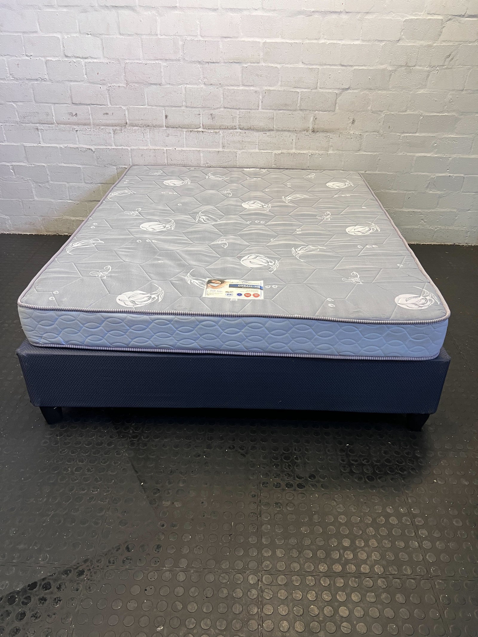 Comfortable Grey Twin Mattress with Box Spring – Excellent Condition