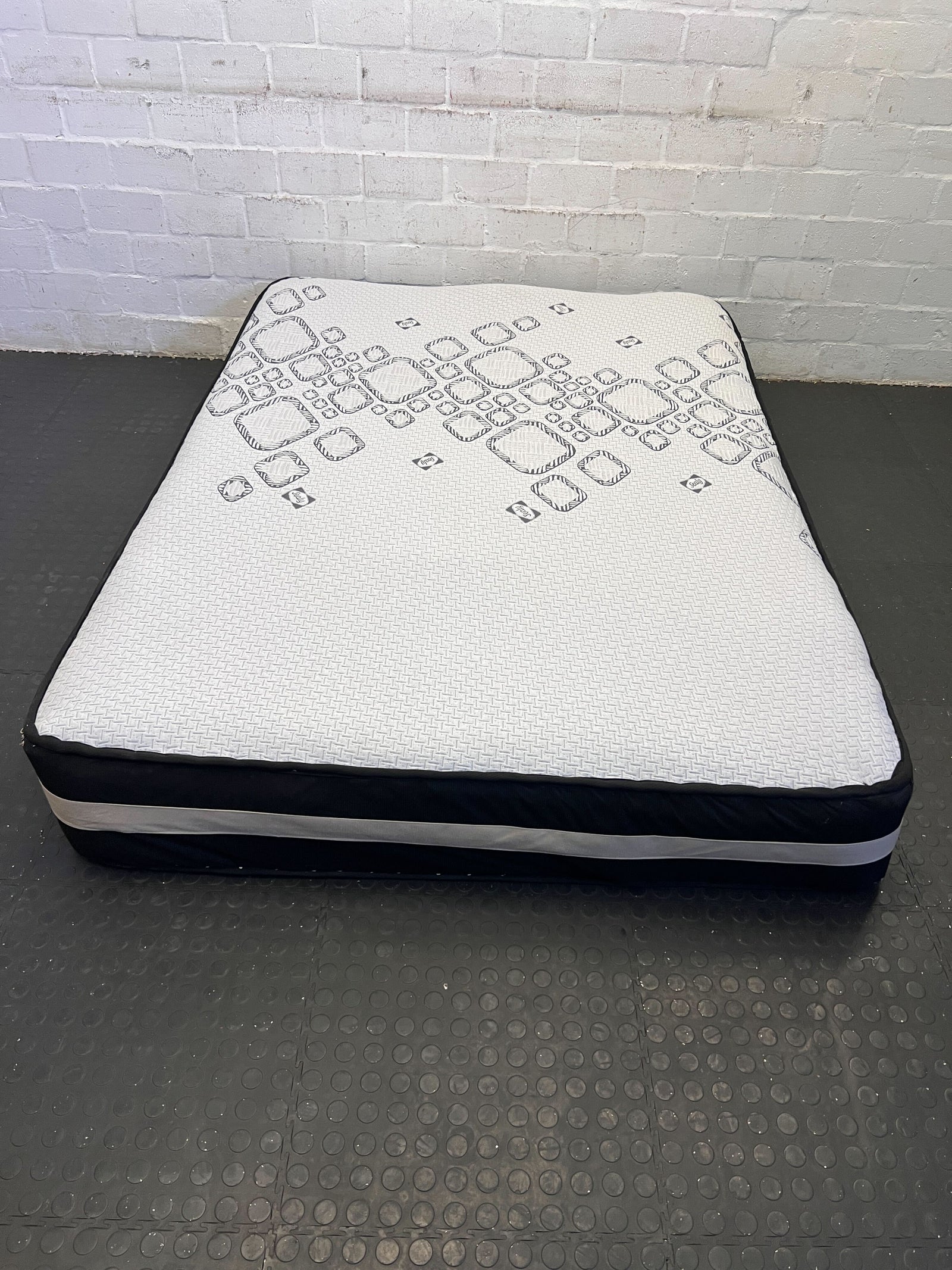 Comfortable Queen Mattress with Modern Design – Minor Wear