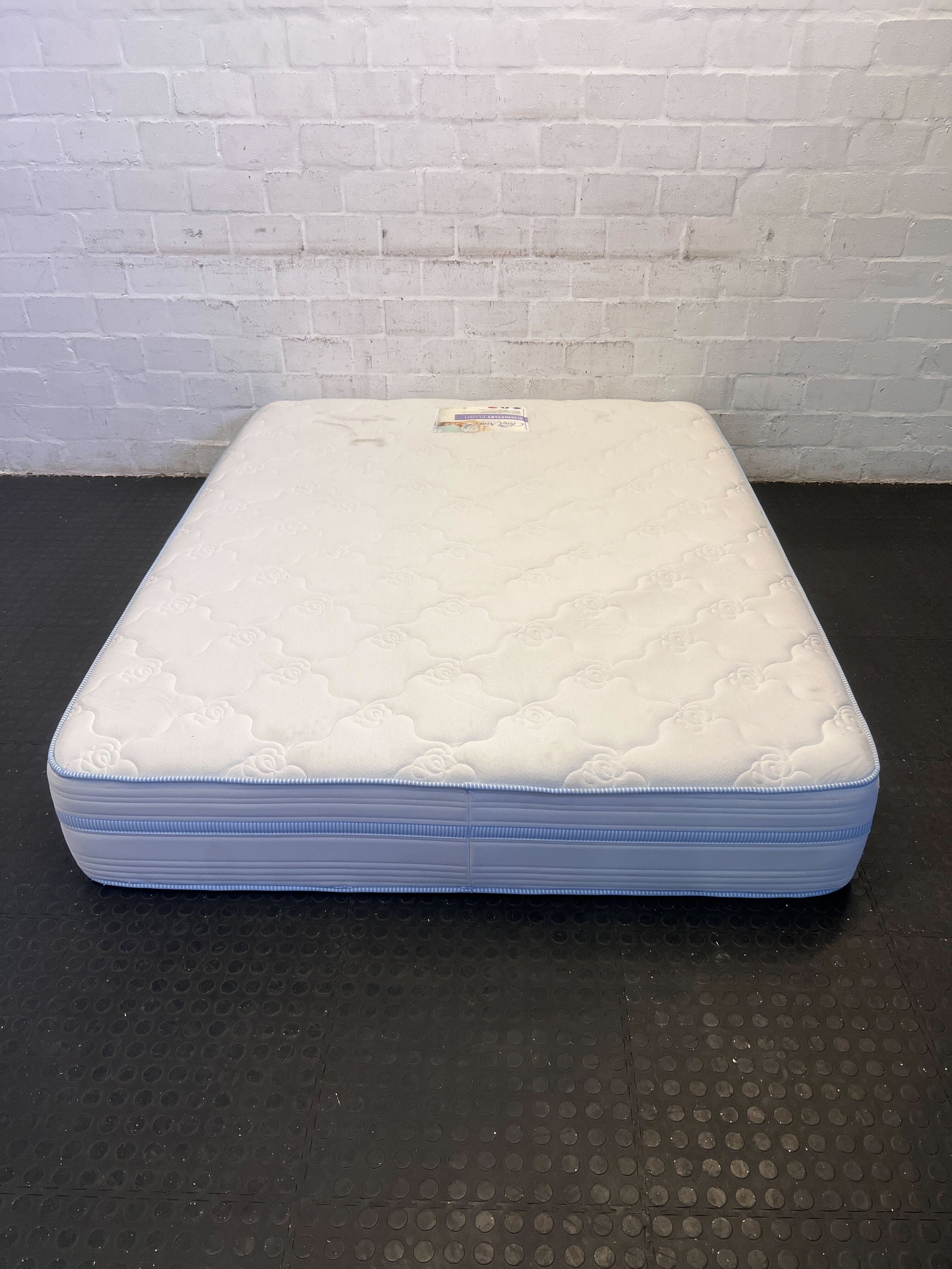 Comfortable Queen-Size Foam Mattress - Like New Condition