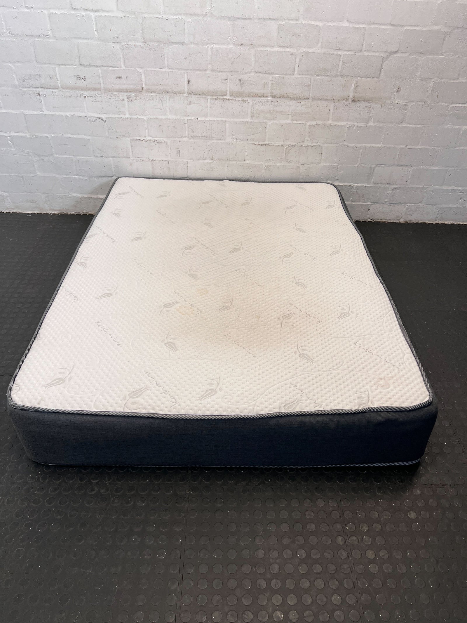 Comfortable Queen-Size Mattress with Durable Fabric – Good Condition