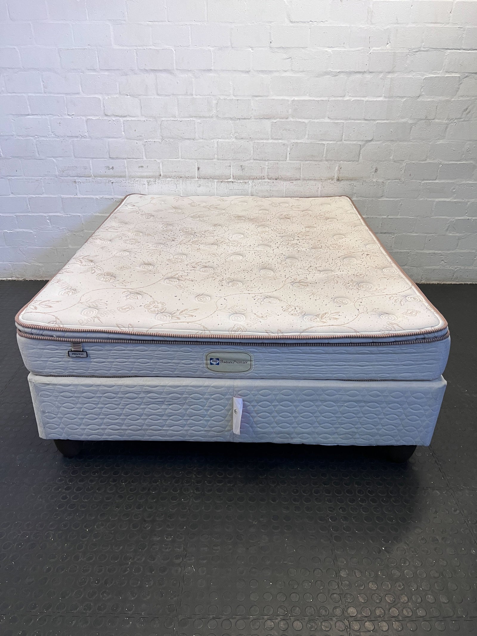Comfortable Queen-Size Mattress with Minimal Wear - Nature's Rest