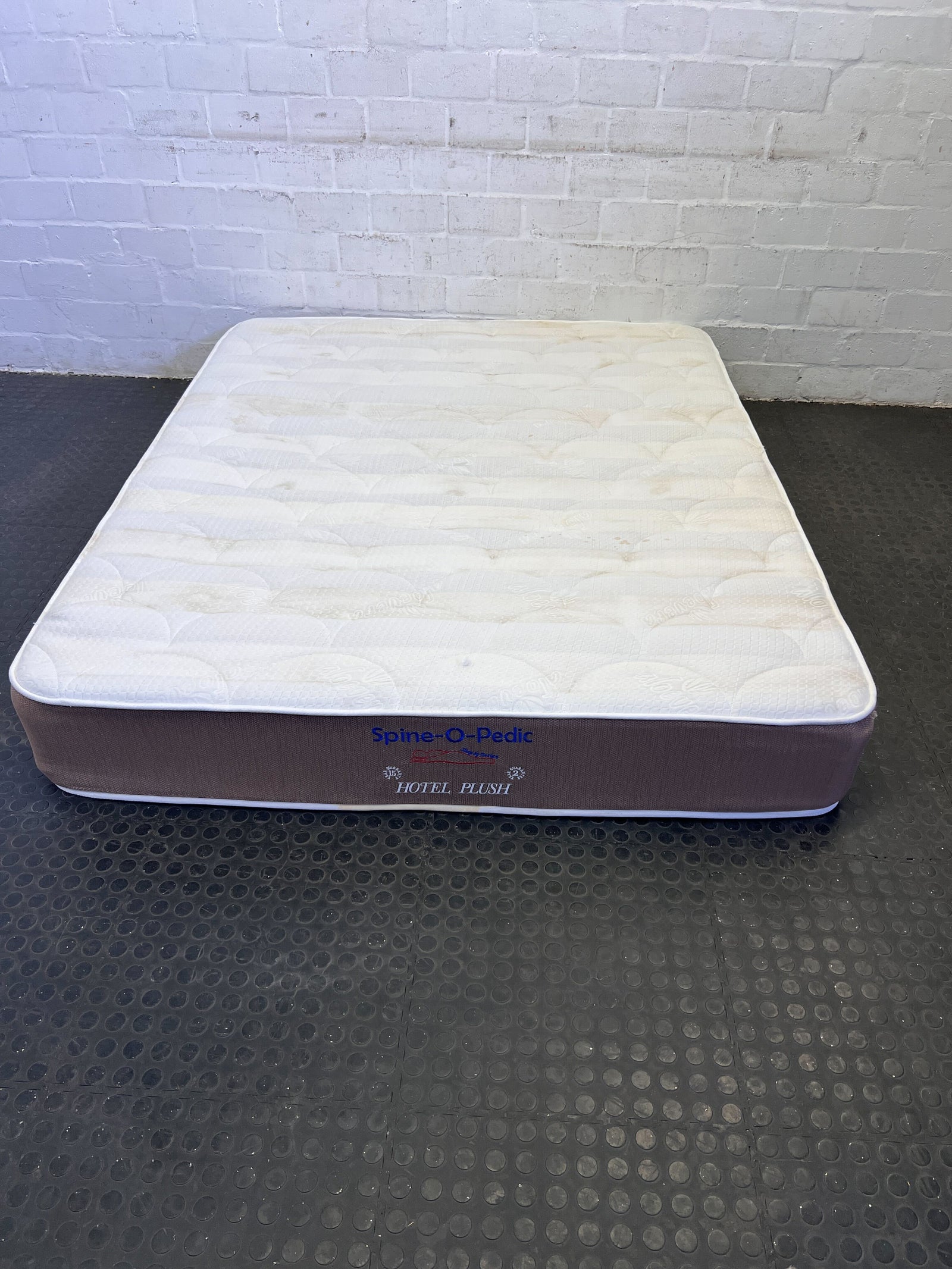 Comfortable Spine-O-Pedic Hotel Plush Queen Mattress – Minor Stains
