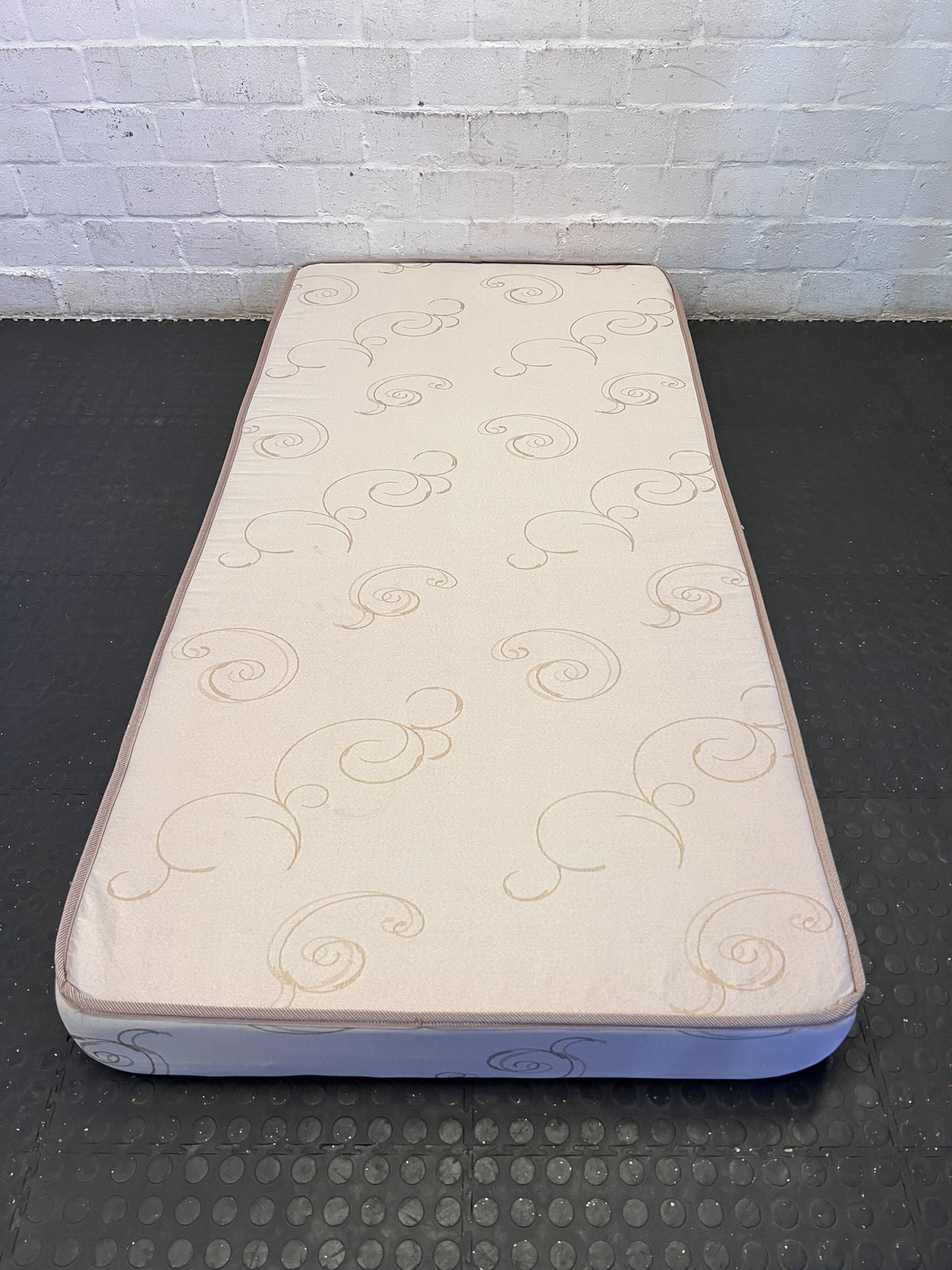 Comfortable Swirl Pattern Single Mattress