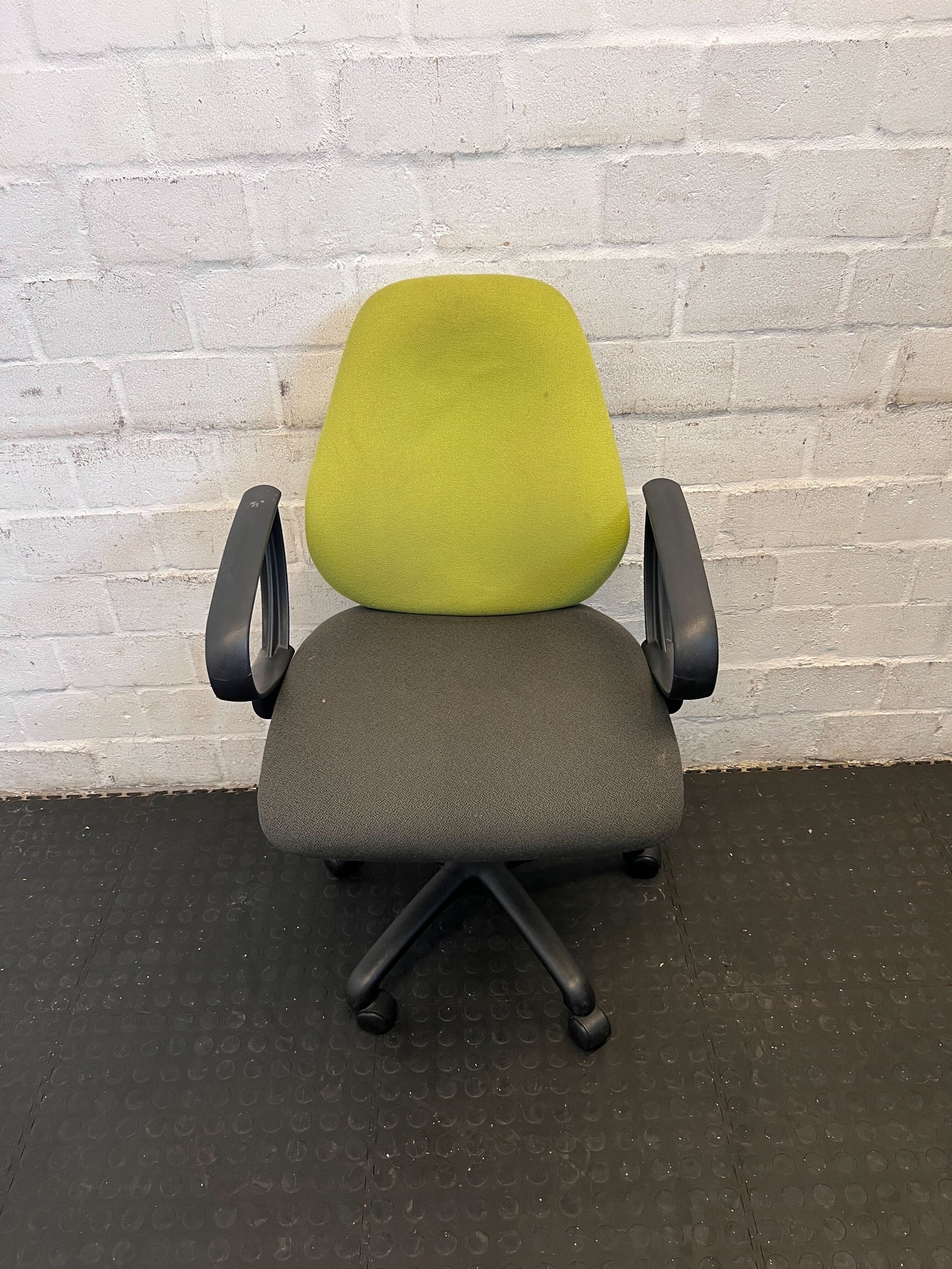 Comfortable Two-Tone Office Chair with Minor Wear – Perfect for Home or Office