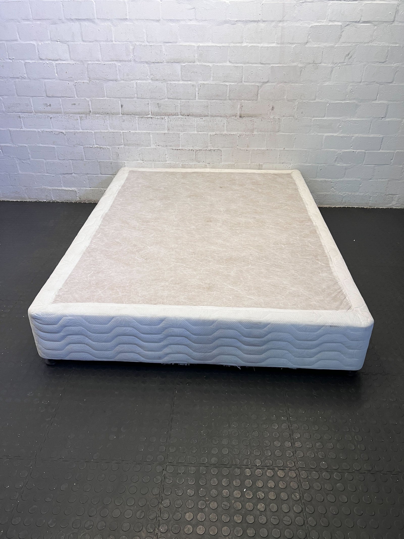Comfortable White Queen sized bed base with Minor Wear – Perfect for Any Bedroom
