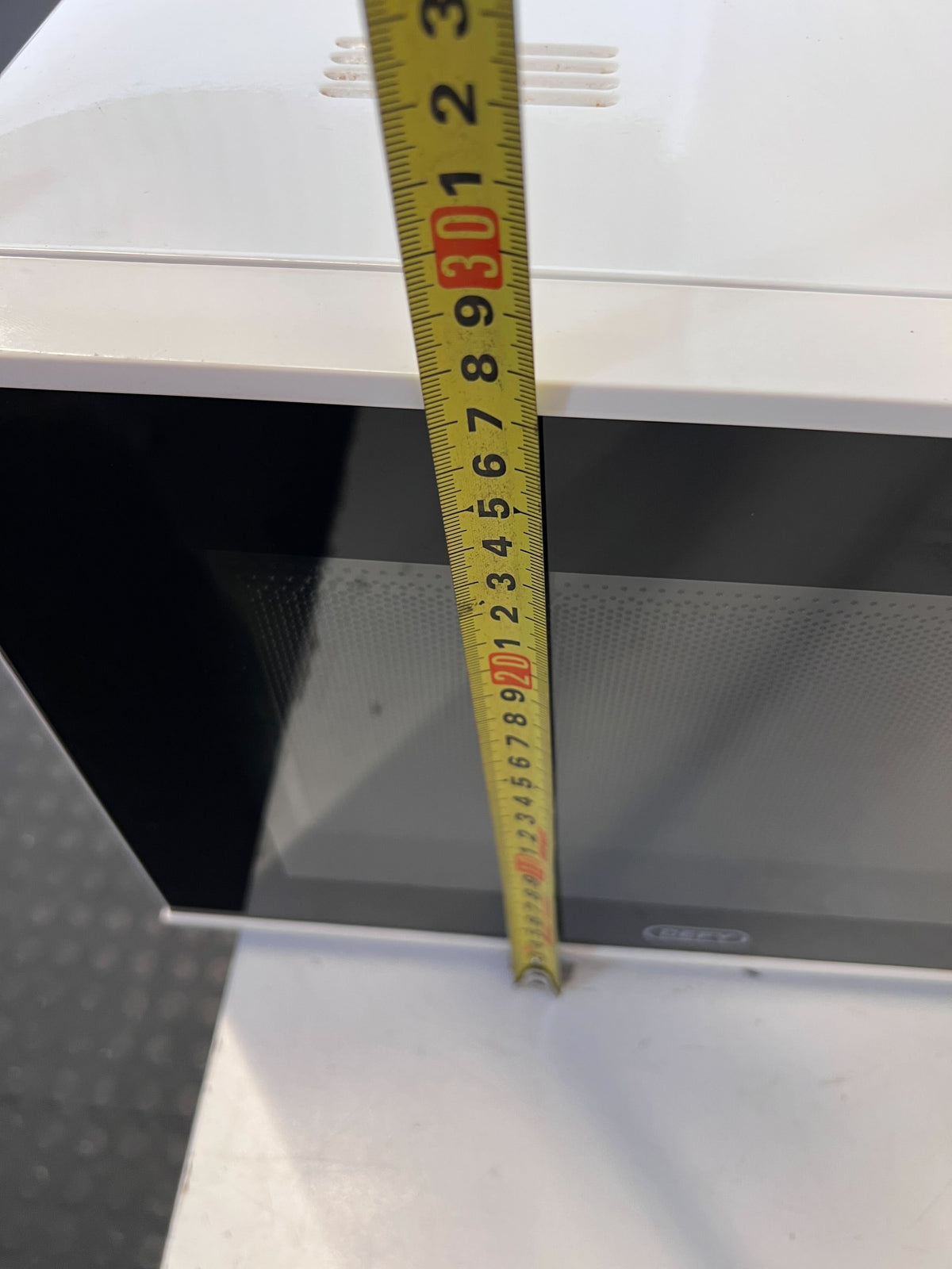 Compact & Convenient Defy Microwave Oven