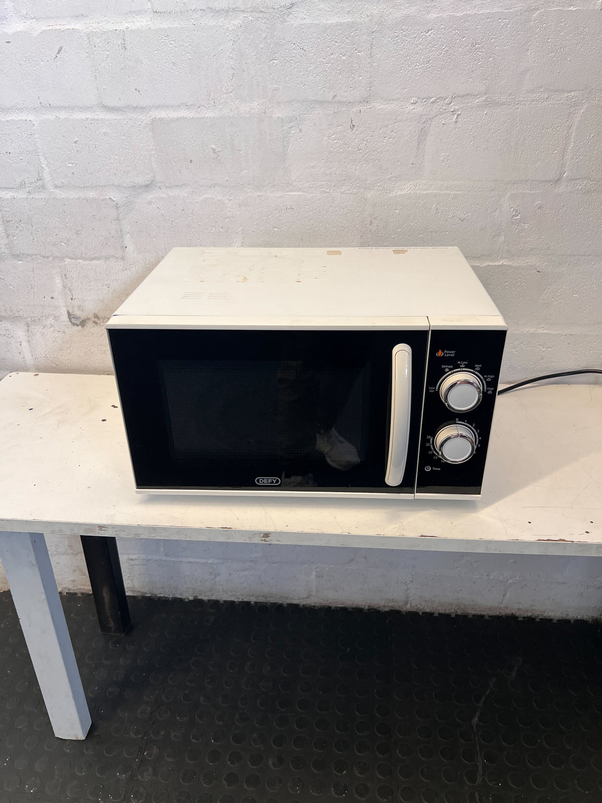 Compact & Convenient Defy Microwave Oven