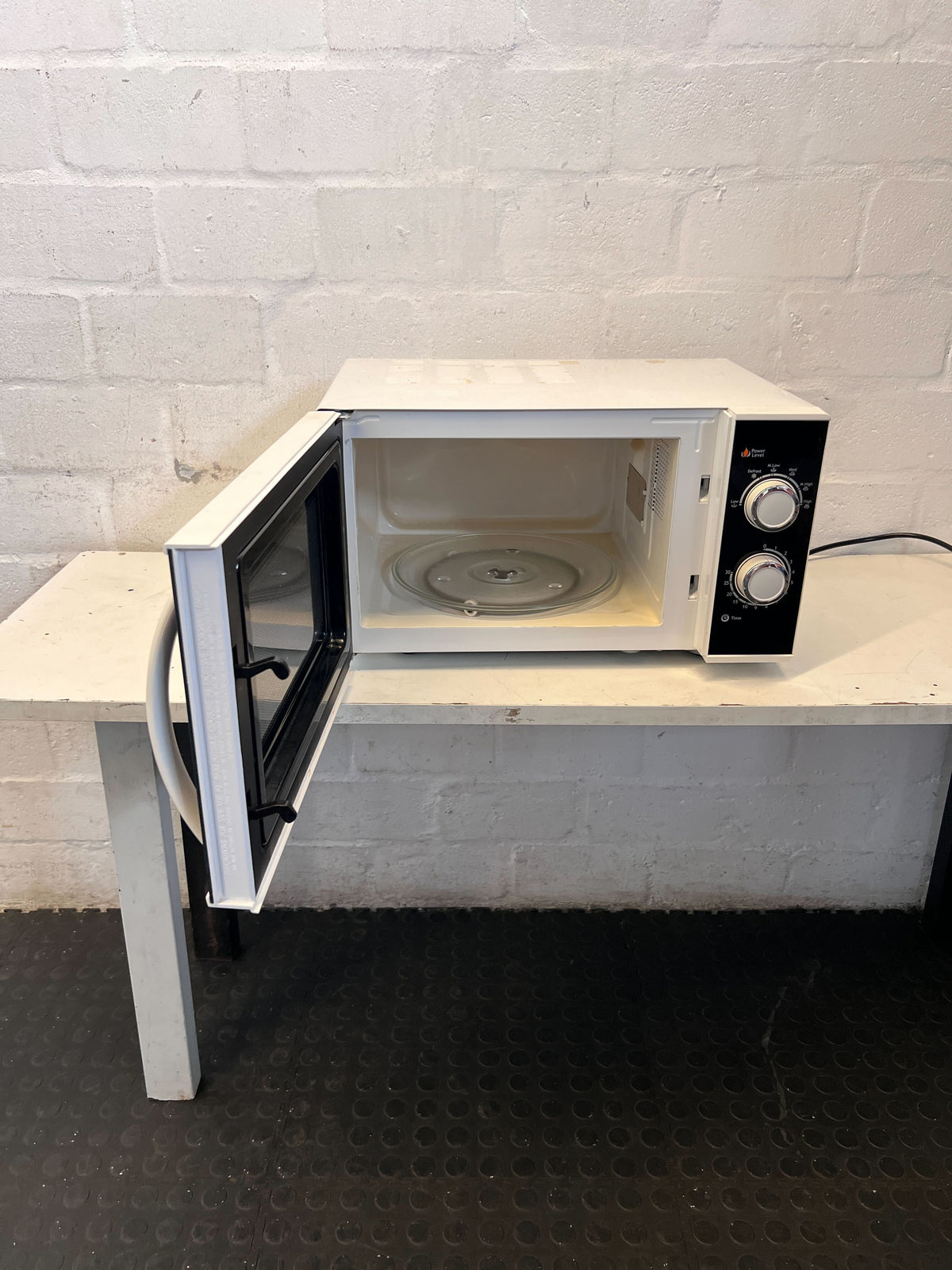 Compact & Convenient Defy Microwave Oven