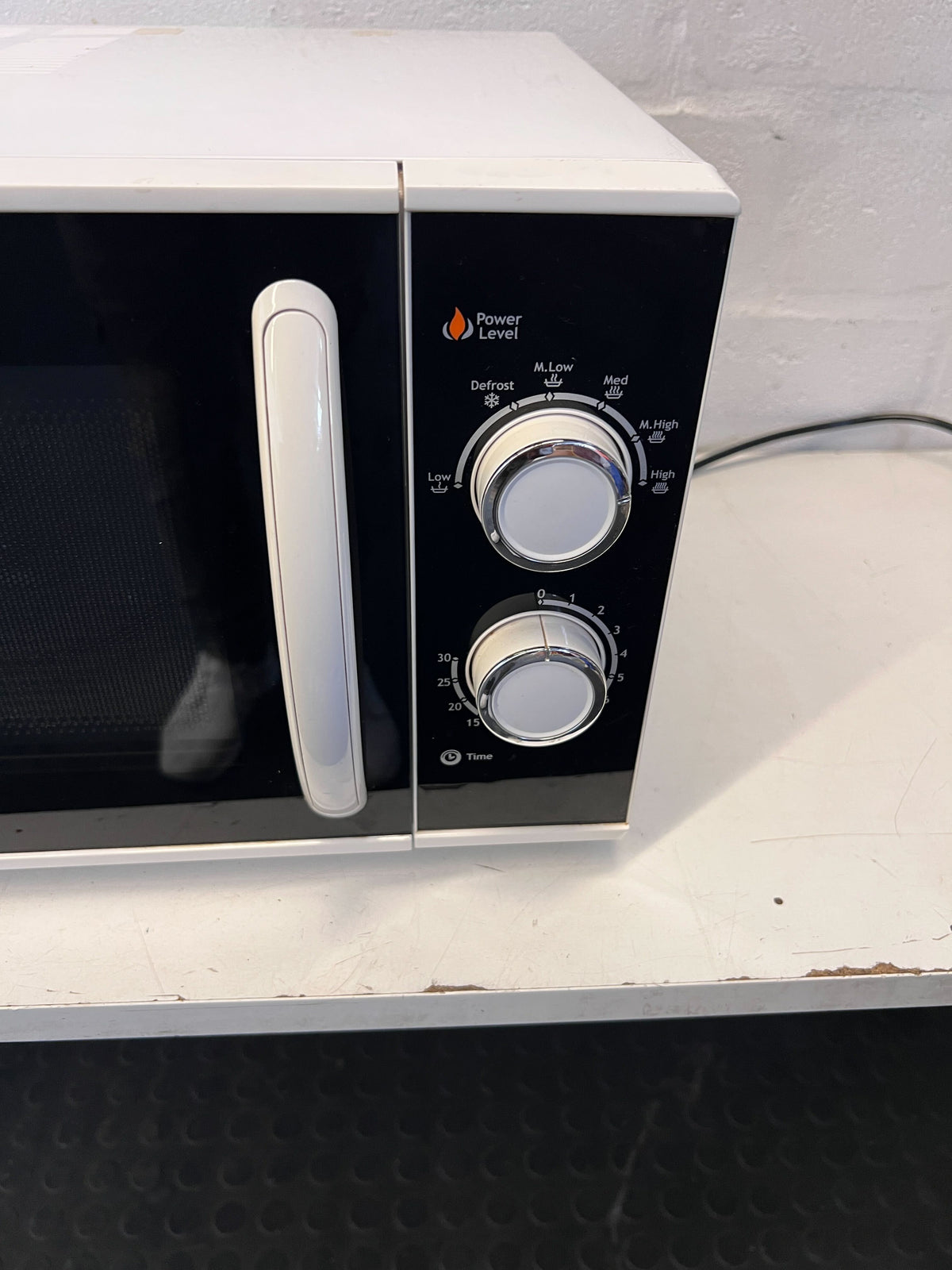 Compact & Convenient Defy Microwave Oven