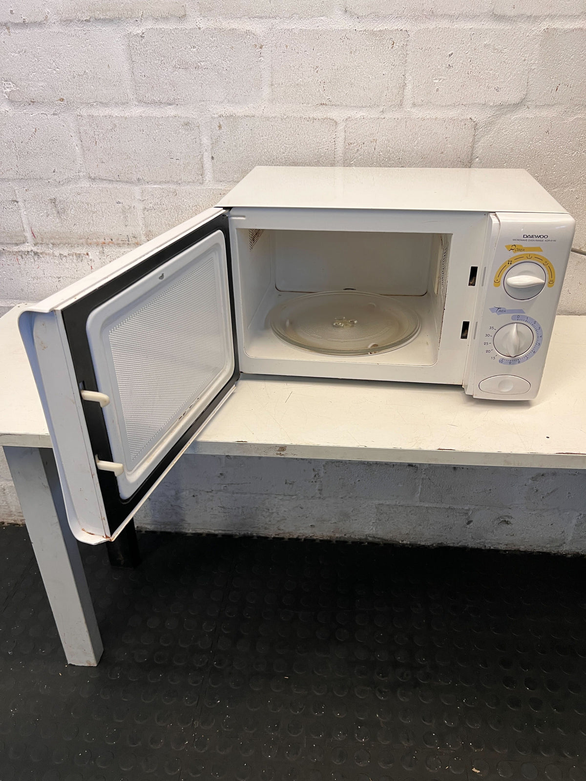 Compact Daewoo White Microwave with Minor Wear and Scratches - REDUCED