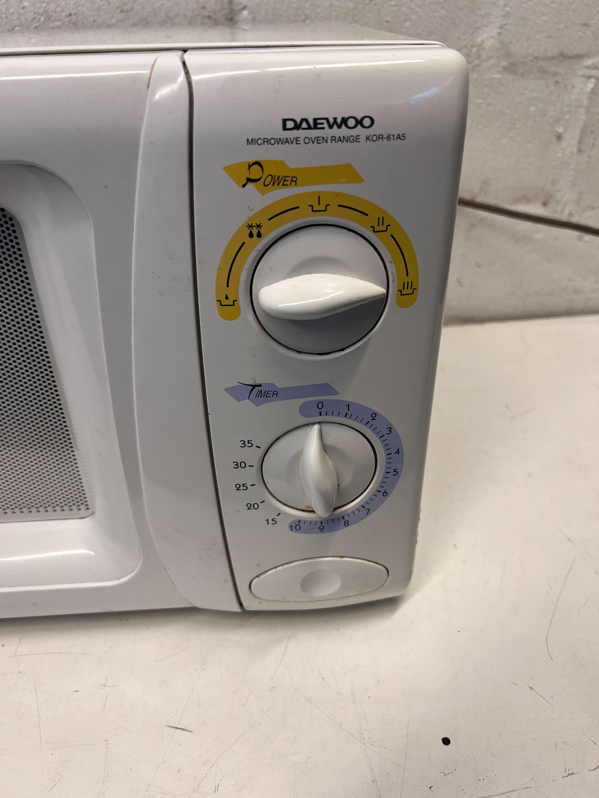 Compact Daewoo White Microwave with Minor Wear and Scratches - REDUCED