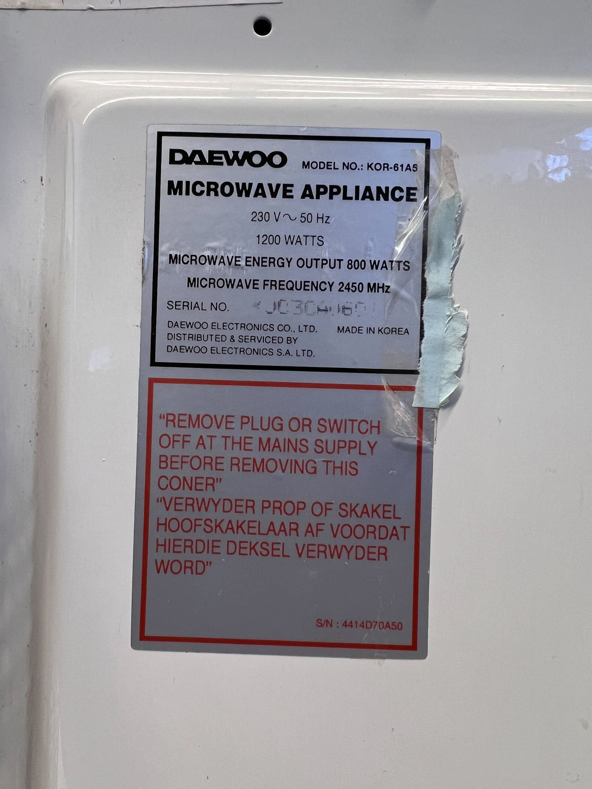 Compact Daewoo White Microwave with Minor Wear and Scratches - REDUCED