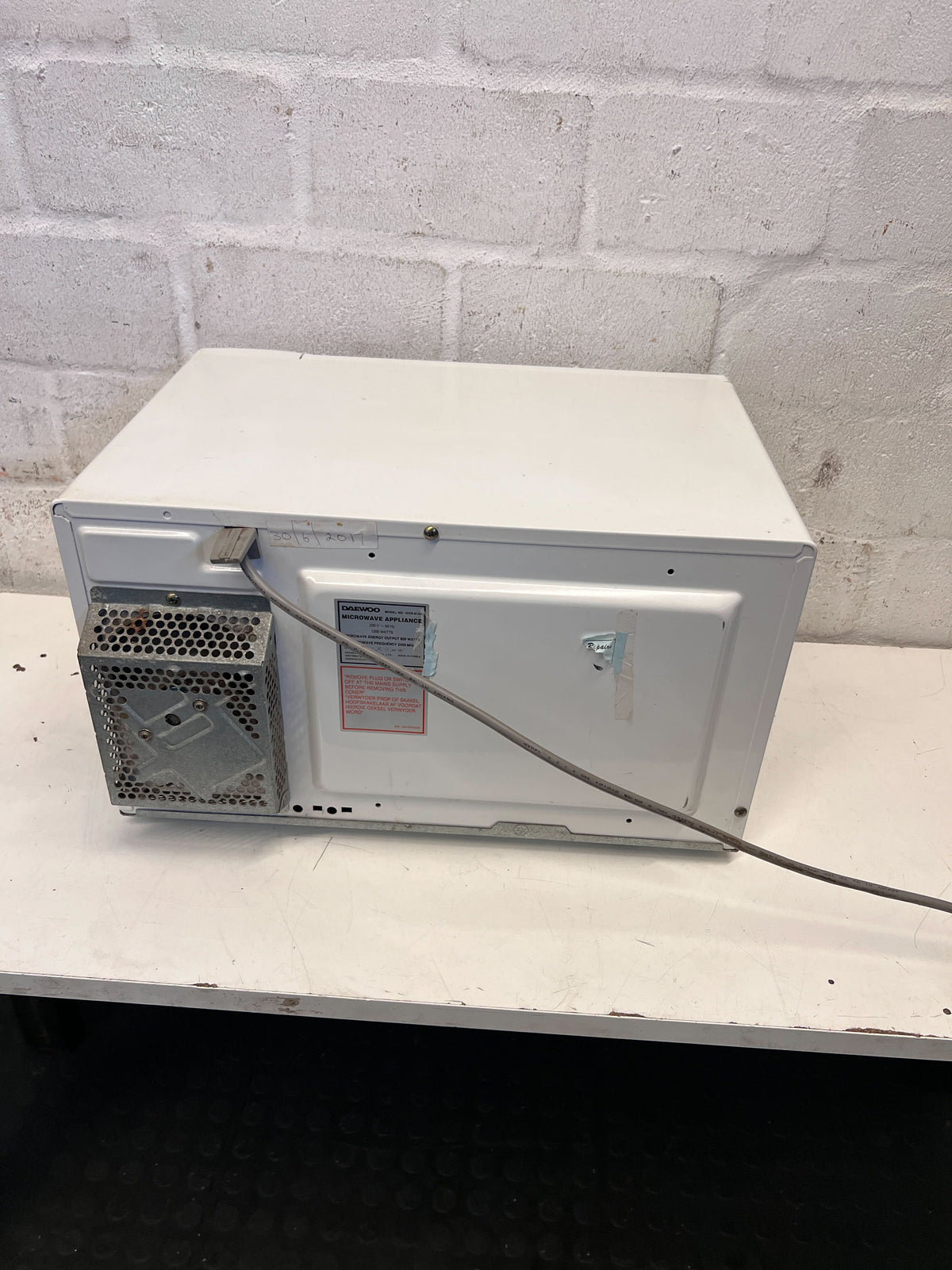 Compact Daewoo White Microwave with Minor Wear and Scratches - REDUCED