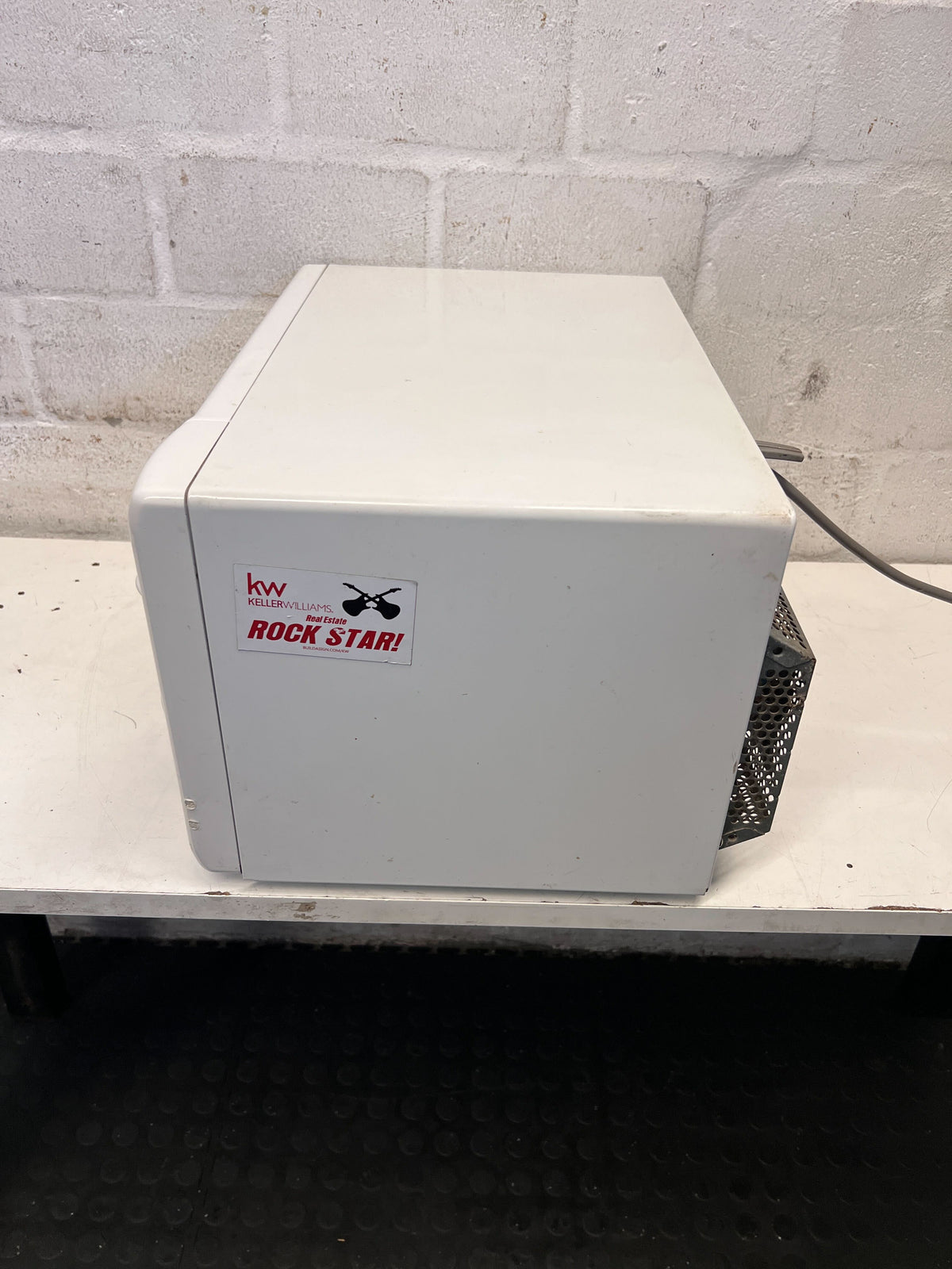 Compact Daewoo White Microwave with Minor Wear and Scratches - REDUCED