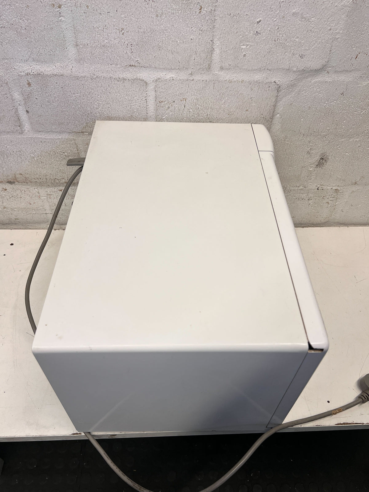 Compact Daewoo White Microwave with Minor Wear and Scratches - REDUCED