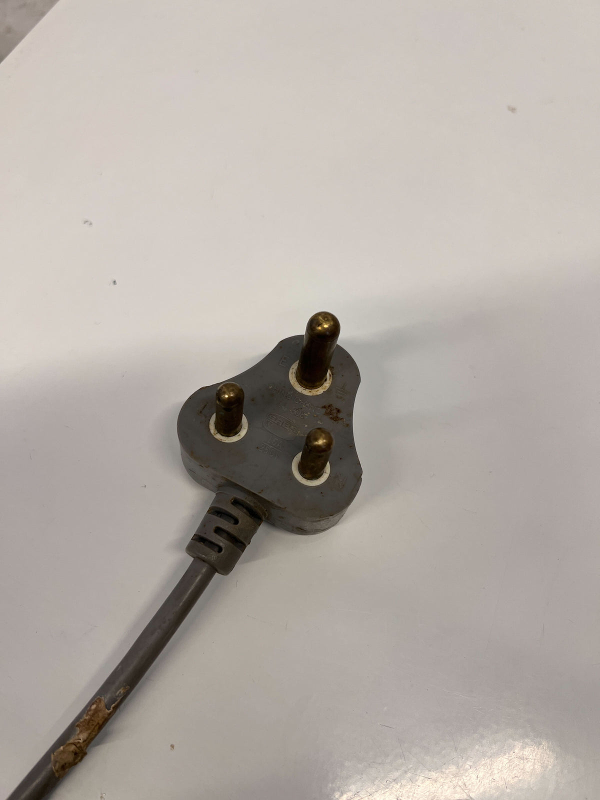 Compact Daewoo White Microwave with Minor Wear and Scratches - REDUCED