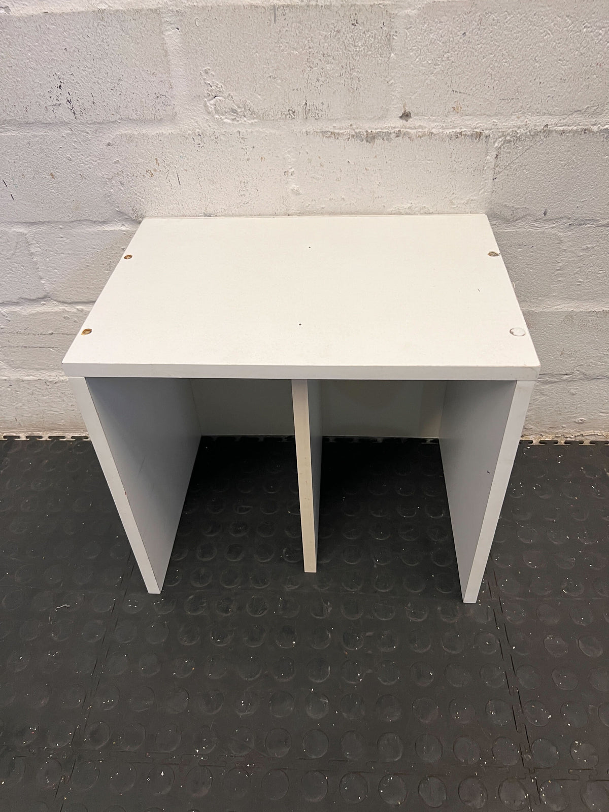 Compact White Wooden Shelf Unit – Versatile Storage Solution