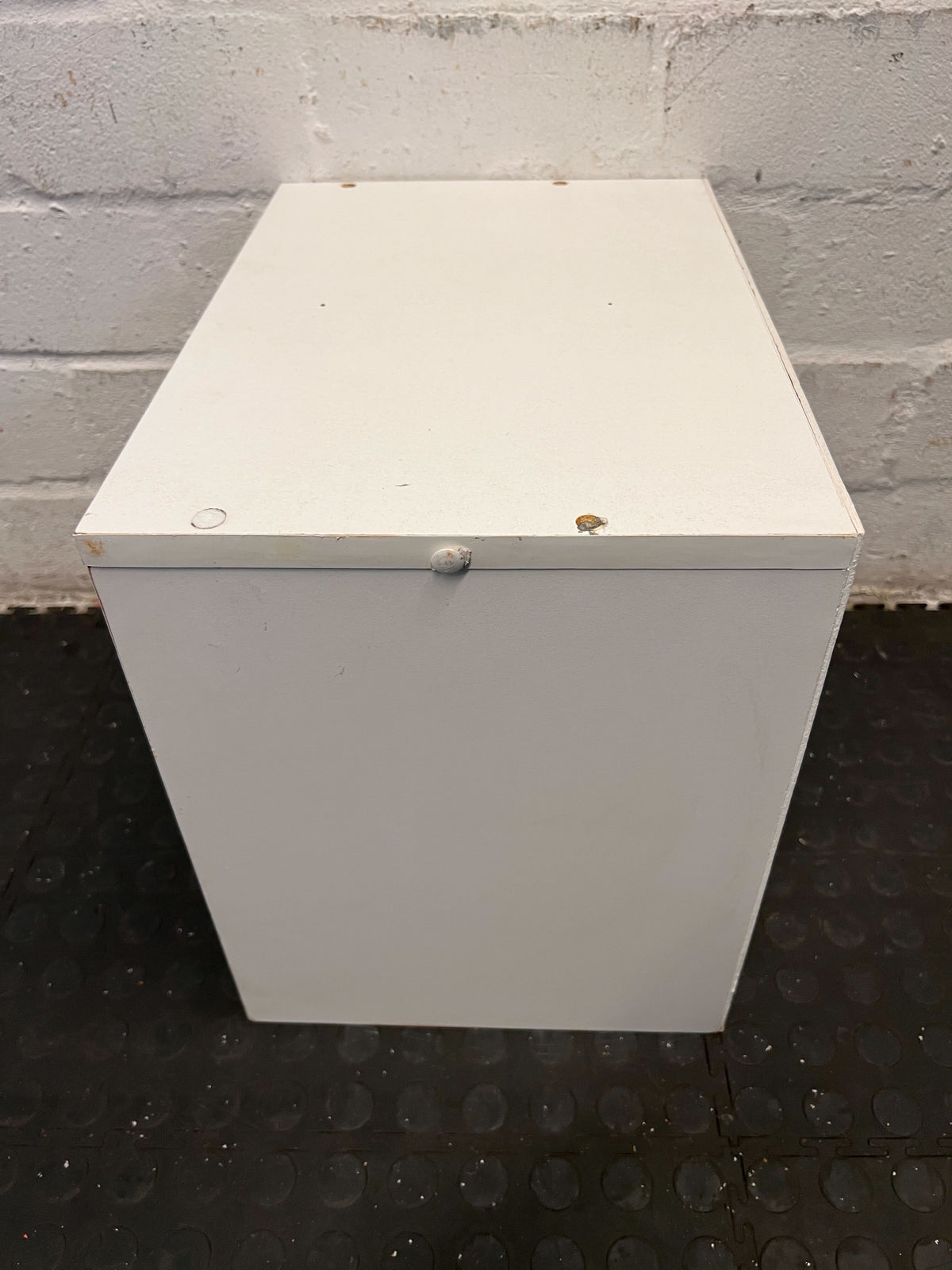 Compact White Wooden Shelf Unit – Versatile Storage Solution