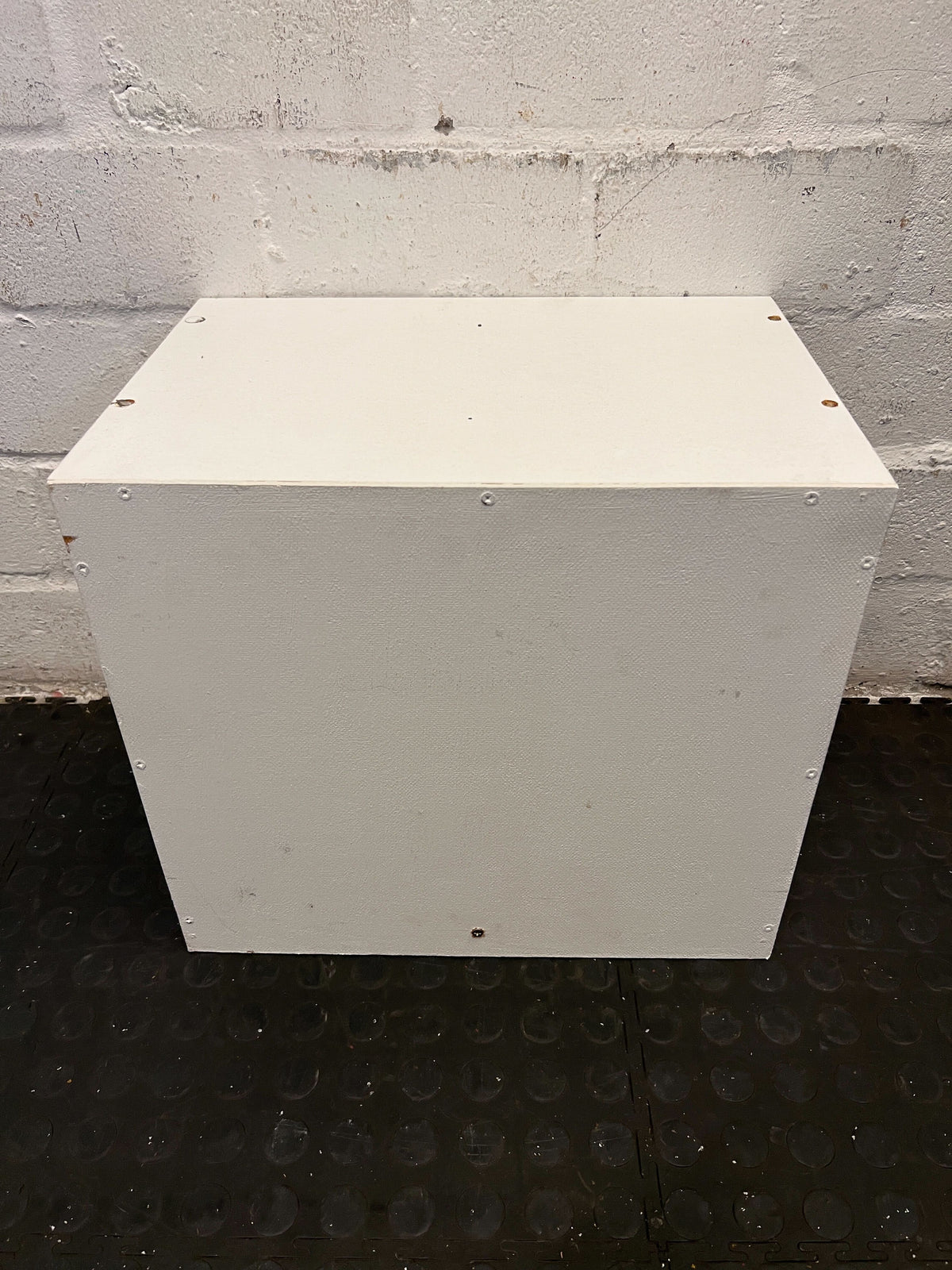 Compact White Wooden Shelf Unit – Versatile Storage Solution