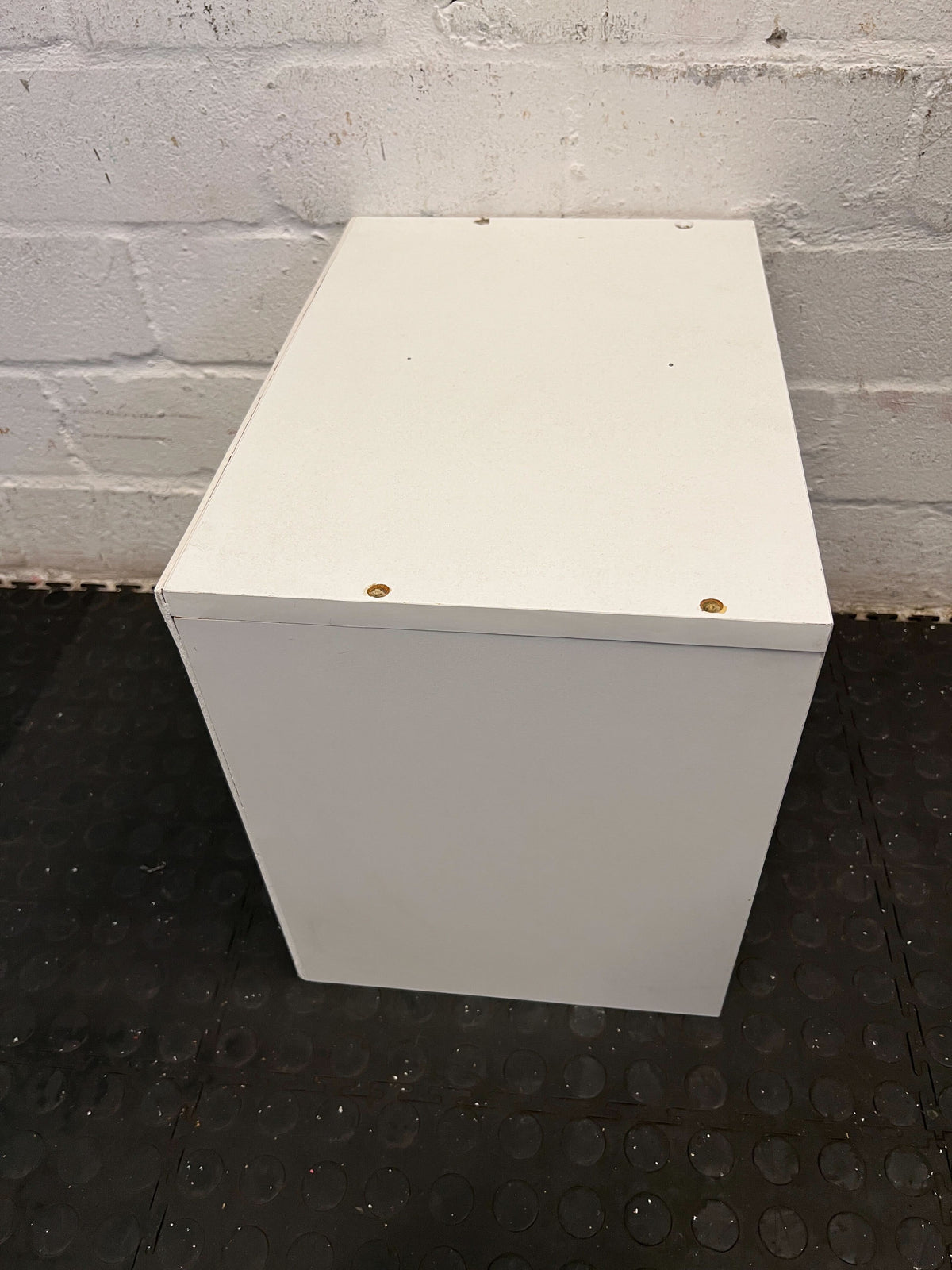 Compact White Wooden Shelf Unit – Versatile Storage Solution