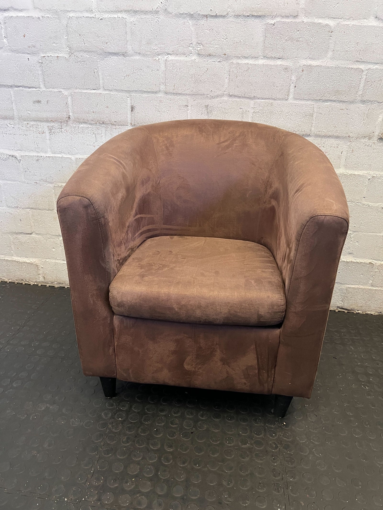 Cozy Brown Velvet Armchair with Minor Wear - Perfect for Any Room