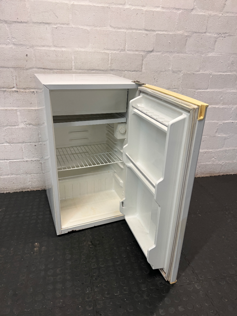 Daewoo White Bar Fridge - Needs Review / For Repair - 2ndhandwarehouse.com