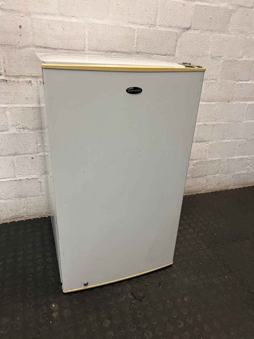 Daewoo White Bar Fridge - Needs Review / For Repair - 2ndhandwarehouse.com