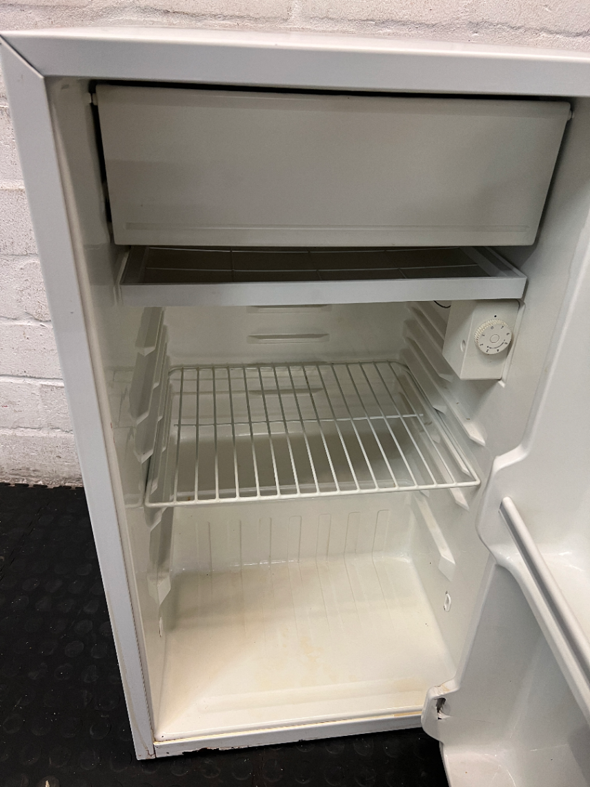 Daewoo White Bar Fridge - Needs Review / For Repair - 2ndhandwarehouse.com