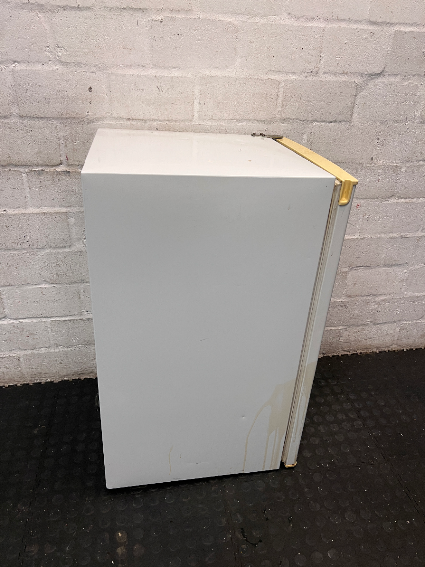 Daewoo White Bar Fridge - Needs Review / For Repair - 2ndhandwarehouse.com