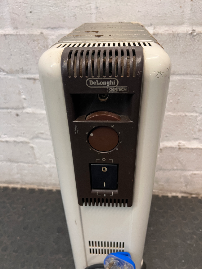 DeLonghi Oil-Filled Heater with Adjustable Thermostat — Working Order with Minor Exterior Rust