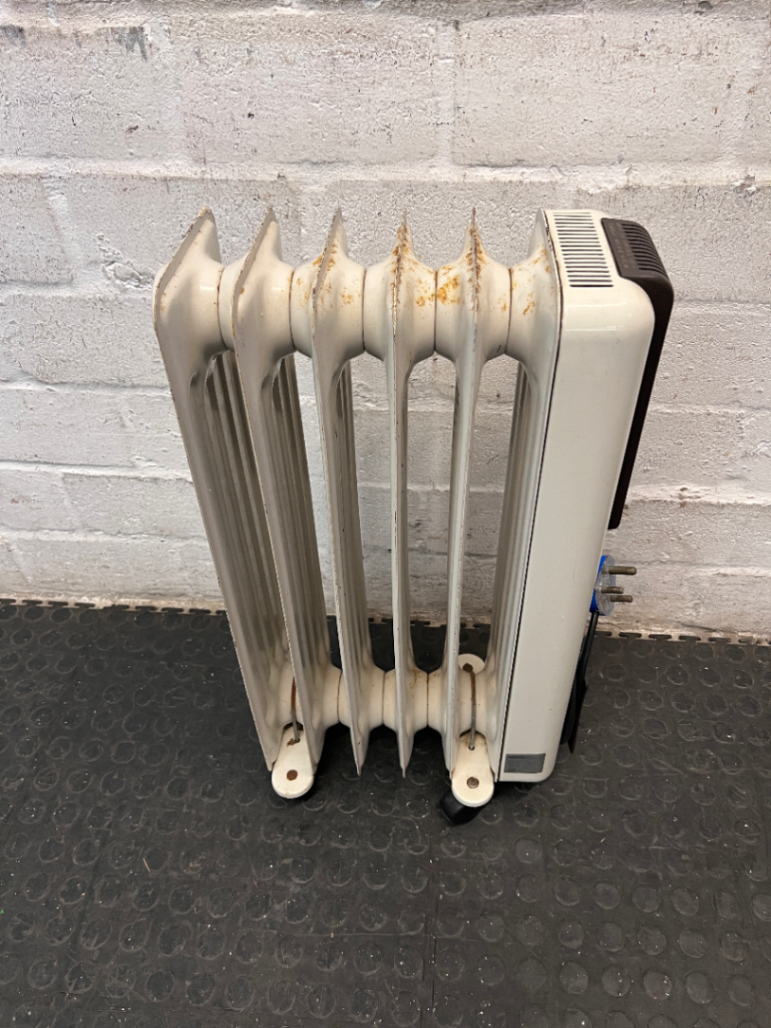 DeLonghi Oil-Filled Heater with Adjustable Thermostat — Working Order with Minor Exterior Rust