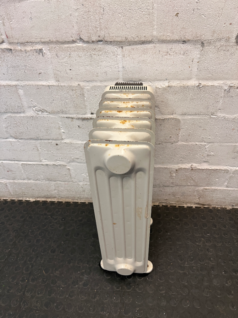 DeLonghi Oil-Filled Heater with Adjustable Thermostat — Working Order with Minor Exterior Rust