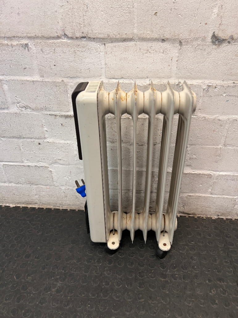 DeLonghi Oil-Filled Heater with Adjustable Thermostat — Working Order with Minor Exterior Rust