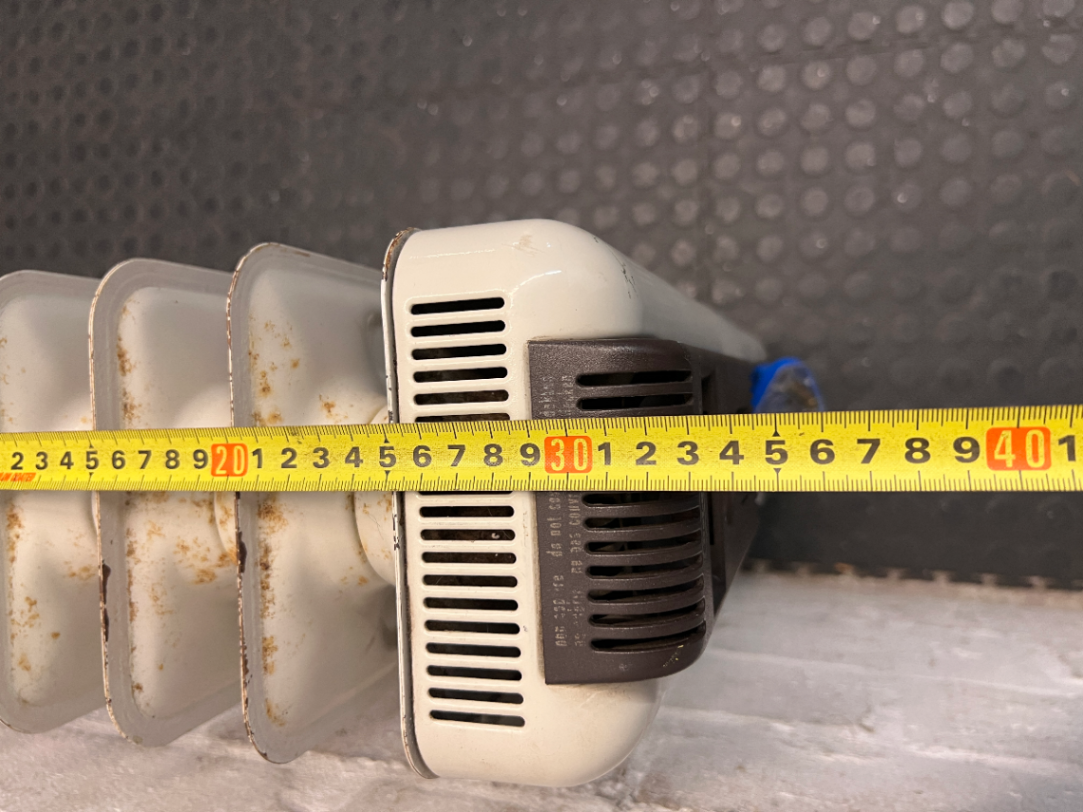 DeLonghi Oil-Filled Heater with Adjustable Thermostat — Working Order with Minor Exterior Rust